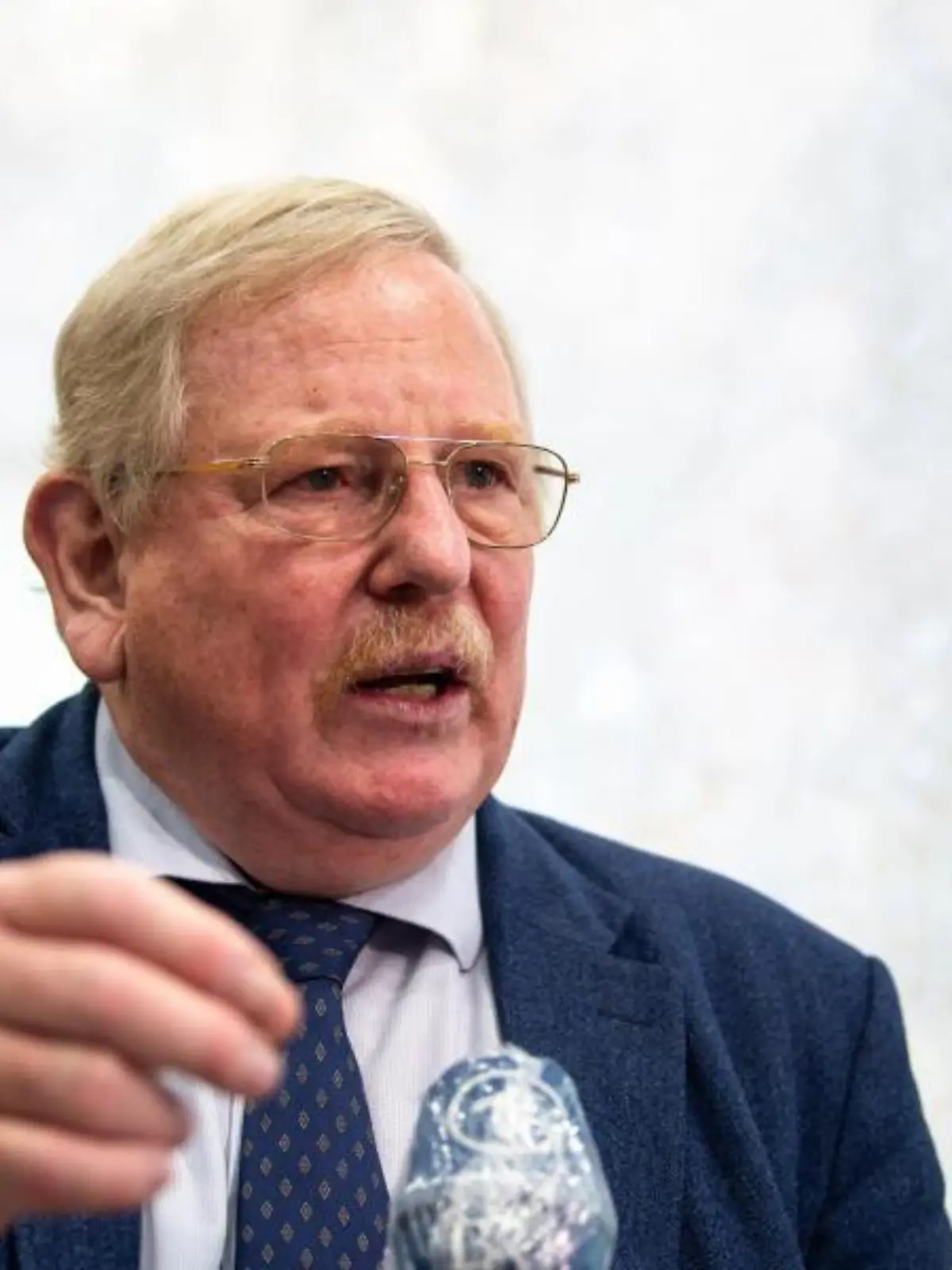 Reinhard Genzel gestikuliert