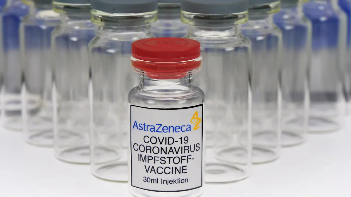 Symbolbild Coronaserum-Impfstoffdosen Corona-Impfstoff *** Symbol image Coronaserum vaccine doses Corona vaccine