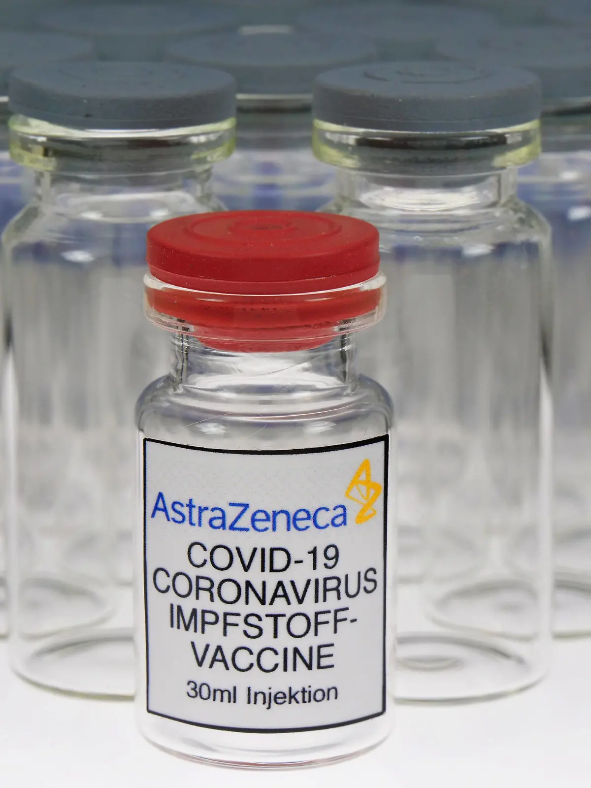 Symbolbild Coronaserum-Impfstoffdosen Corona-Impfstoff *** Symbol image Coronaserum vaccine doses Corona vaccine 