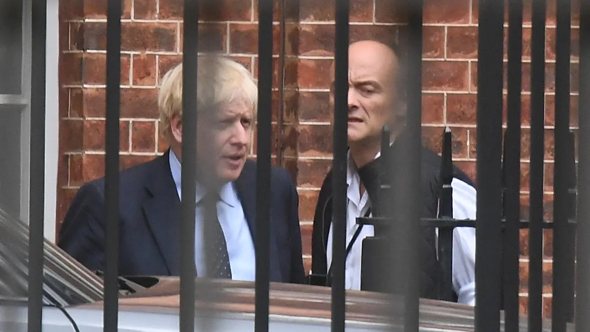 ARCHIV - 03.09.2019, England, London: Boris Johnson (l), Premierminister von Großbritannien, verlässt mit Dominic Cummings, politischer Berater, Downing Street 10 nach einer Kabinettssitzung. (zu "Tag der Abrechnung? Johnsons Ex-Berater äußert sich im Parlament") Foto: Victoria Jones/PA Wire/dpa +++ dpa-Bildfunk +++