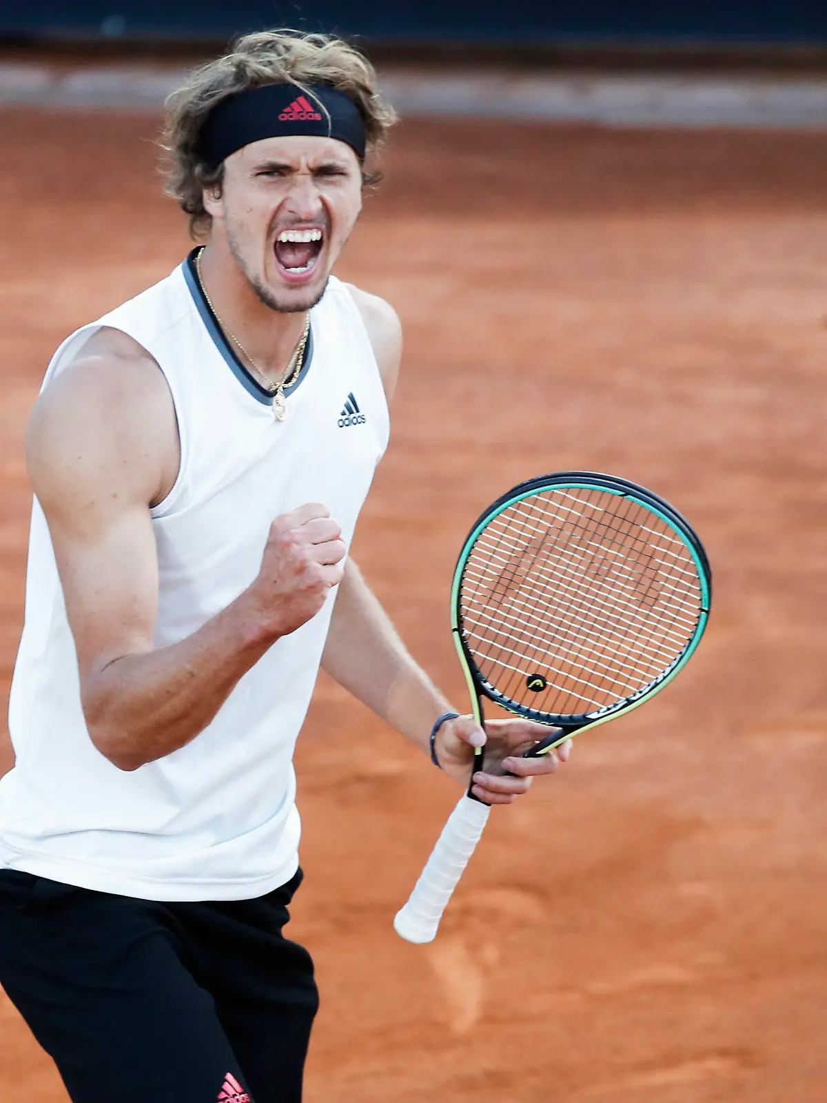 13.05.2021, Italien, Rom: Tennis: ATP-Tour - Rom, Einzel, Herren, Achtelfinale, A. Zverev (Deutschland) - Nishikori (Japan). Alexander Zverev jubelt über seinen Sieg. (zu dpa: Zverev vor den French Open: «Bin bereit für diesen Schritt») Foto: Alessandra Tarantino/AP/dpa +++ dpa-Bildfunk +++