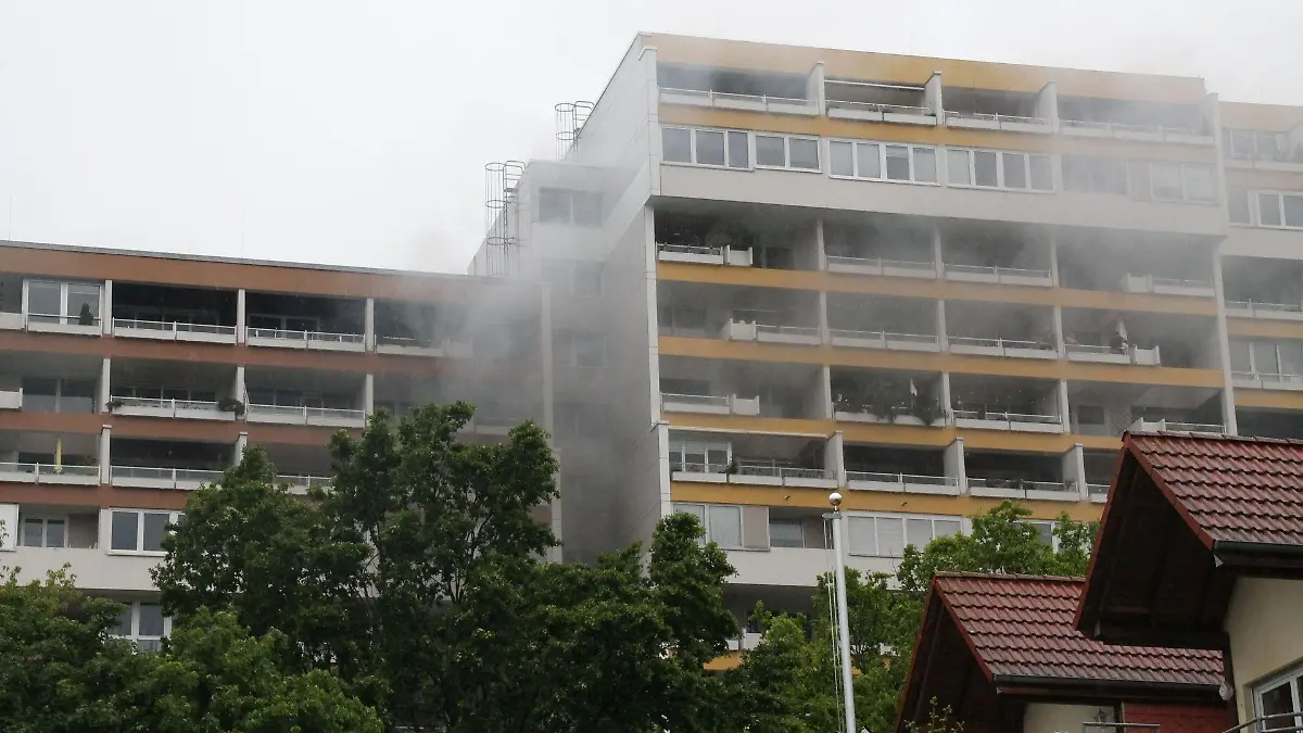 25.05.2021, Hessen, Rodgau: Rauch steigt aus einem Hochhaus auf. In einem Hochhaus in der südhessischen Stadt Rodgau ist am Dienstagabend aus bisher ungeklärter Ursache ein Feuer ausgebrochen. (zu dpa: «Hochhausbrand bei Offenbach endet glimpflich») Foto: -/5vision.media/dpa +++ dpa-Bildfunk +++