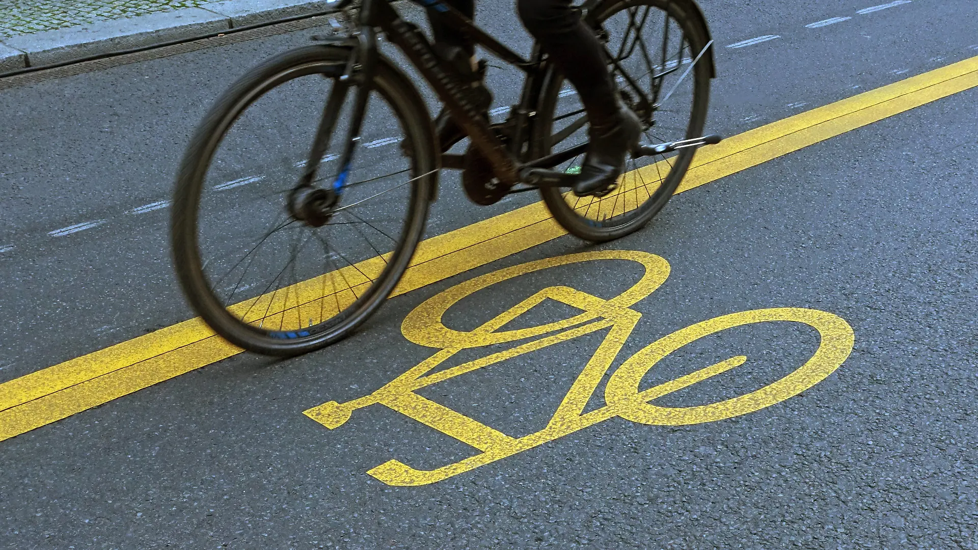 20.11.2020, Berlin, GER - Detailaufnahme: Radfahrer faehrt einen Pop-up-Radweg entlang. Alltag, alternativ, Anschnitt, Asphalt, aussen, Aussenaufnahme, Berlin, Corona-Radweg, Detail, Detailaufnahme, deutsch, Deutschland, Emblem, Europa, europaeisch, Fahrbahn, Fahrrad, Fahrradfahrer, Fahrradweg, Gesellschaft, Herbst, Individualverkehr, Jahreszeit, kurzfristig, Piktogramm, Pop up-Radweg, Pop-up-Radweg, QF, Querformat, Rad, Radeln, Radfahren, Radfahrer, Radfahrstreifen, Radler, Radweg, Stadt, Stadtverkehr, Strasse, Strassenszene, Strassenverkehr, Symbol, Symbolfoto, Symbolik, symbolisch, temporaer, Verkehr, Weg, Westeuropa, Wirtschaft, Zeichen, Zweirad 201120D841BERLIN.JPG *** 20 11 2020, Berlin, GER Close-up Cyclist driving a pop up cycle