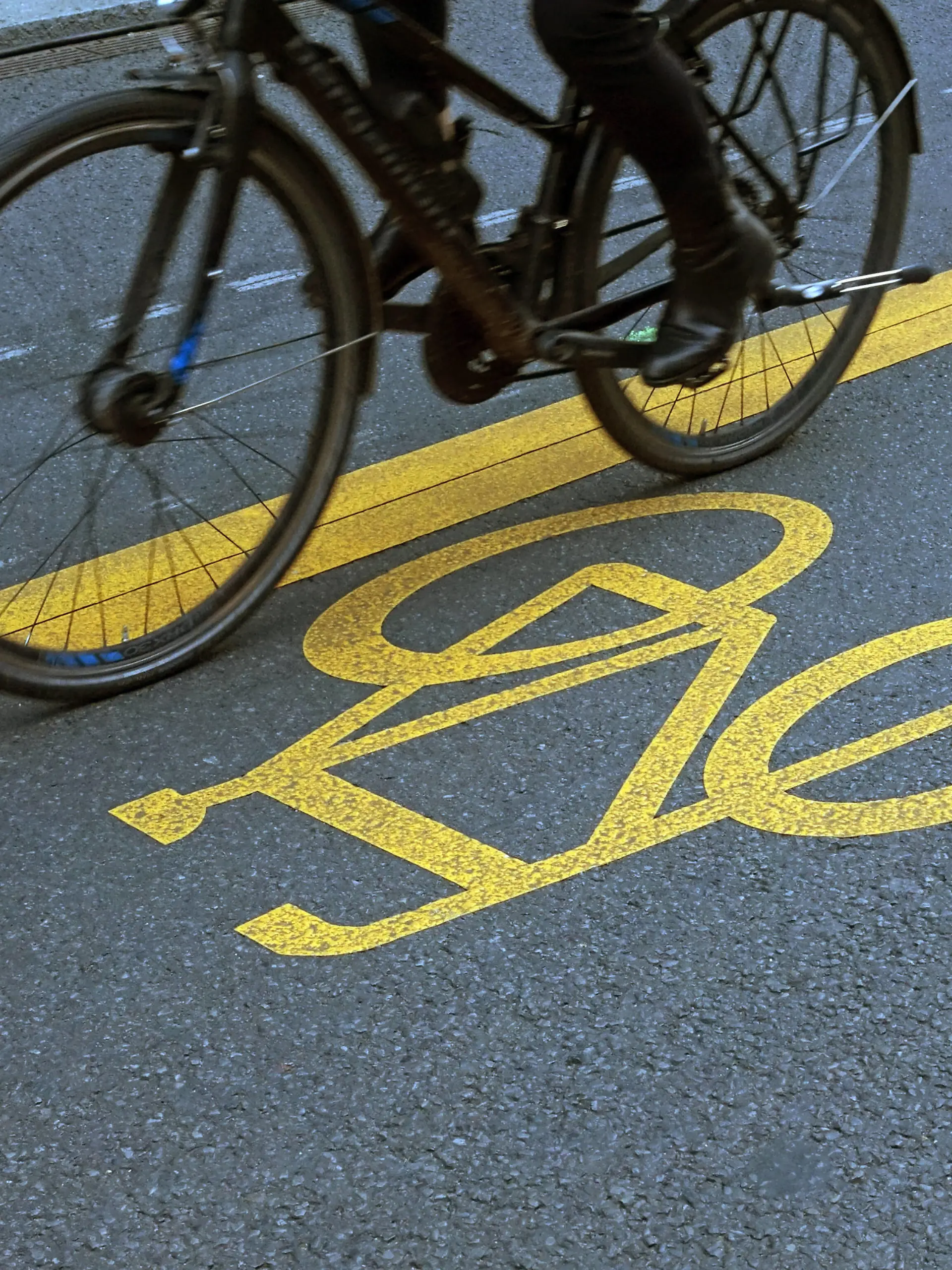 20.11.2020, Berlin, GER - Detailaufnahme: Radfahrer faehrt einen Pop-up-Radweg entlang. Alltag, alternativ, Anschnitt, Asphalt, aussen, Aussenaufnahme, Berlin, Corona-Radweg, Detail, Detailaufnahme, deutsch, Deutschland, Emblem, Europa, europaeisch, Fahrbahn, Fahrrad, Fahrradfahrer, Fahrradweg, Gesellschaft, Herbst, Individualverkehr, Jahreszeit, kurzfristig, Piktogramm, Pop up-Radweg, Pop-up-Radweg, QF, Querformat, Rad, Radeln, Radfahren, Radfahrer, Radfahrstreifen, Radler, Radweg, Stadt, Stadtverkehr, Strasse, Strassenszene, Strassenverkehr, Symbol, Symbolfoto, Symbolik, symbolisch, temporaer, Verkehr, Weg, Westeuropa, Wirtschaft, Zeichen, Zweirad 201120D841BERLIN.JPG *** 20 11 2020, Berlin, GER Close-up Cyclist driving a pop up cycle 