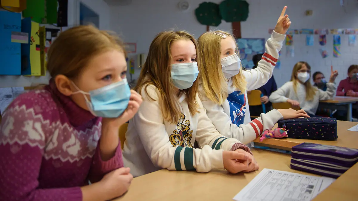 22.02.2021, Schleswig-Holstein, Kiel: Eine Schülerin einer 4. Klasse hebt im Unterricht an der Grundschule Russee in Kiel die Hand. Trotz weiterhin verschärfter Kontaktbeschränkungen für die Bevölkerung in der Coronakrise sollen in Schleswig-Holstein ab heute Grundschüler und Kindergartenkinder wie die jeweiligen Einrichtungen besuchen. Foto: Gregor Fischer/dpa +++ dpa-Bildfunk +++