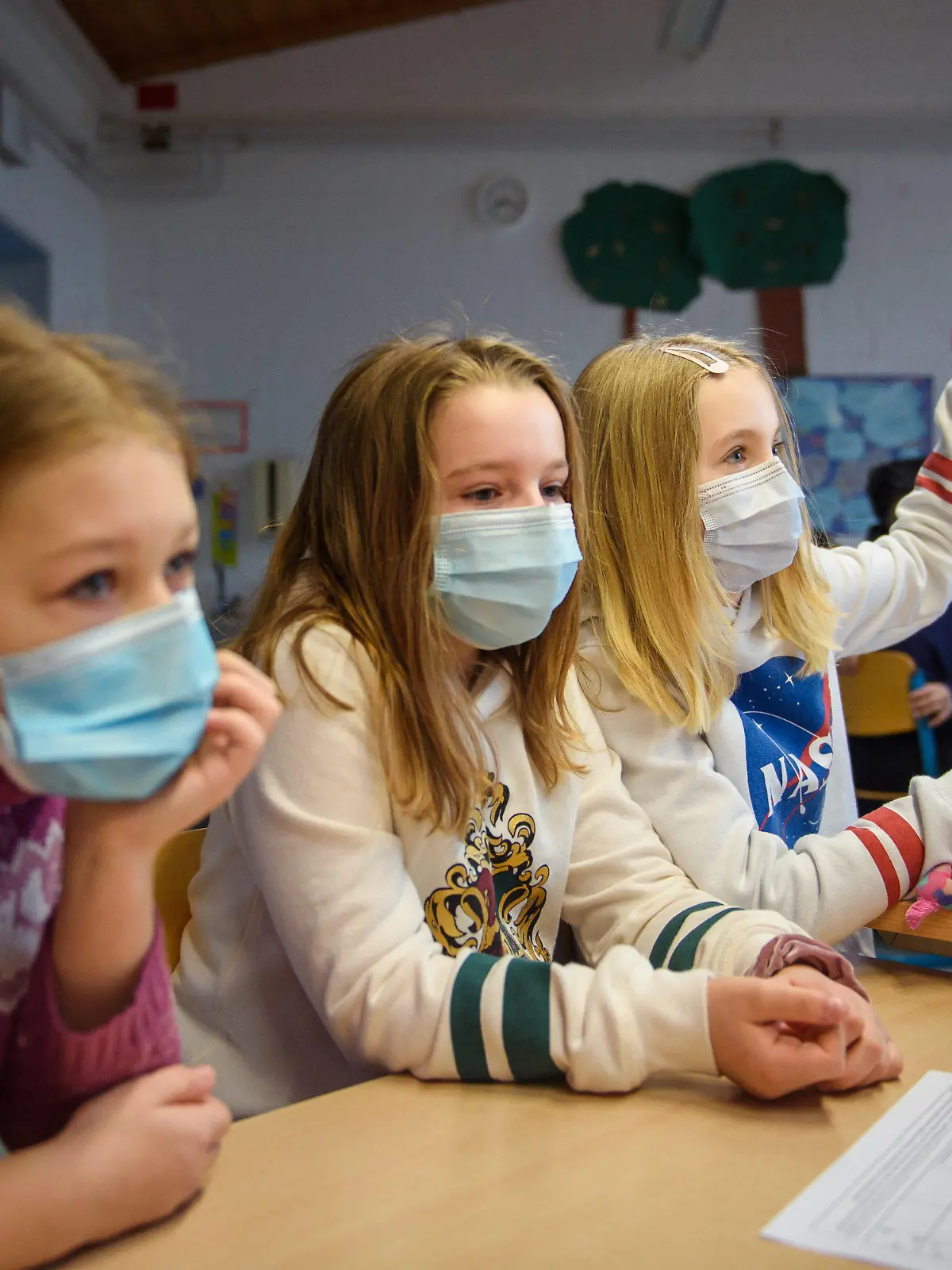 22.02.2021, Schleswig-Holstein, Kiel: Eine Schülerin einer 4. Klasse hebt im Unterricht an der Grundschule Russee in Kiel die Hand. Trotz weiterhin verschärfter Kontaktbeschränkungen für die Bevölkerung in der Coronakrise sollen in Schleswig-Holstein ab heute Grundschüler und Kindergartenkinder wie die jeweiligen Einrichtungen besuchen. Foto: Gregor Fischer/dpa +++ dpa-Bildfunk +++