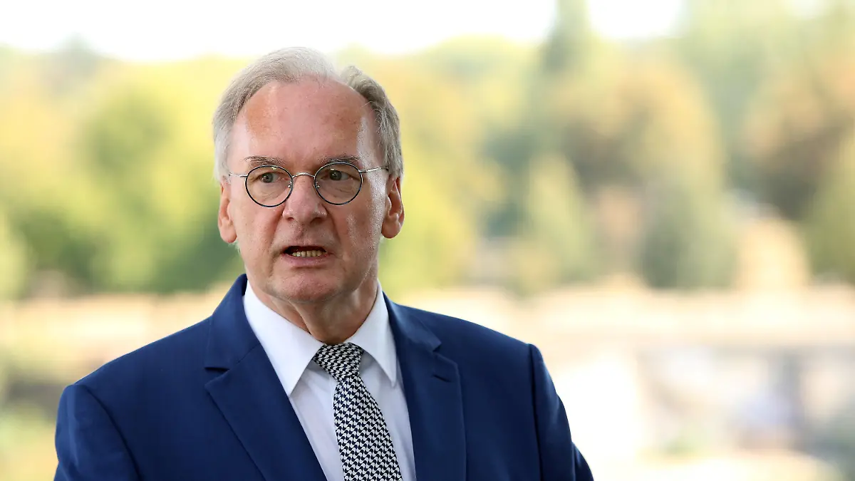 21.09.2020, Sachsen-Anhalt, Magdeburg: Reiner Haseloff (CDU), Ministerpräsident von Sachsen-Anhalt, spricht in der Geschäftsstelle des CDU-Landesverbandes. Haseloff will Regierungschef bleiben. Der 66-jährige CDU-Politiker gab am 21.09.2020 bekannt, dass er erneut als Spitzenkandidat für die Landtagswahl im Juni 2021 antreten will. Foto: Ronny Hartmann/dpa-Zentralbild/dpa +++ dpa-Bildfunk +++