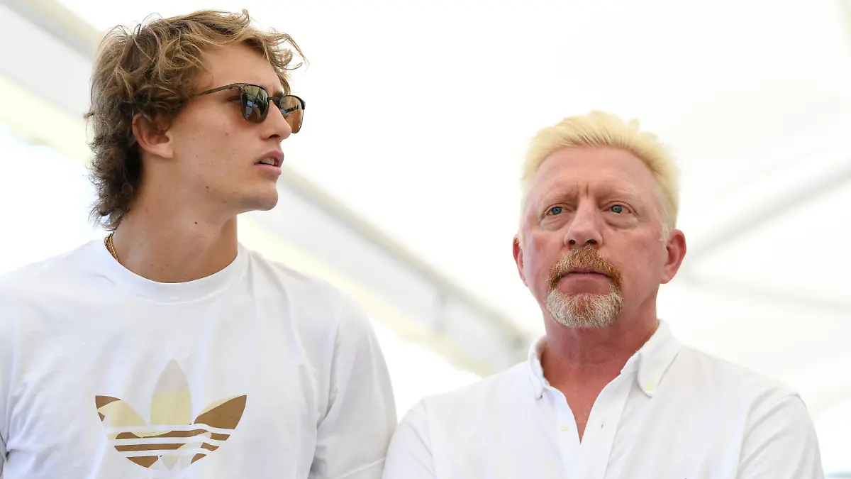 ARCHIV - 01.01.2020, Australien, Brisbane: Die ATP-Mannschaft aus Deutschland mit Alexander Zverev (l) und Team-Kapitän Boris Becker (r), spielt bei einer Medienveranstaltung, zum Auftakt des ATP Cup in Australien. (zu dpa "Becker traut Zverev in Paris viel zu: «Die Bühne ist bereitet») Foto: Dan Peled/AAP/dpa +++ dpa-Bildfunk +++