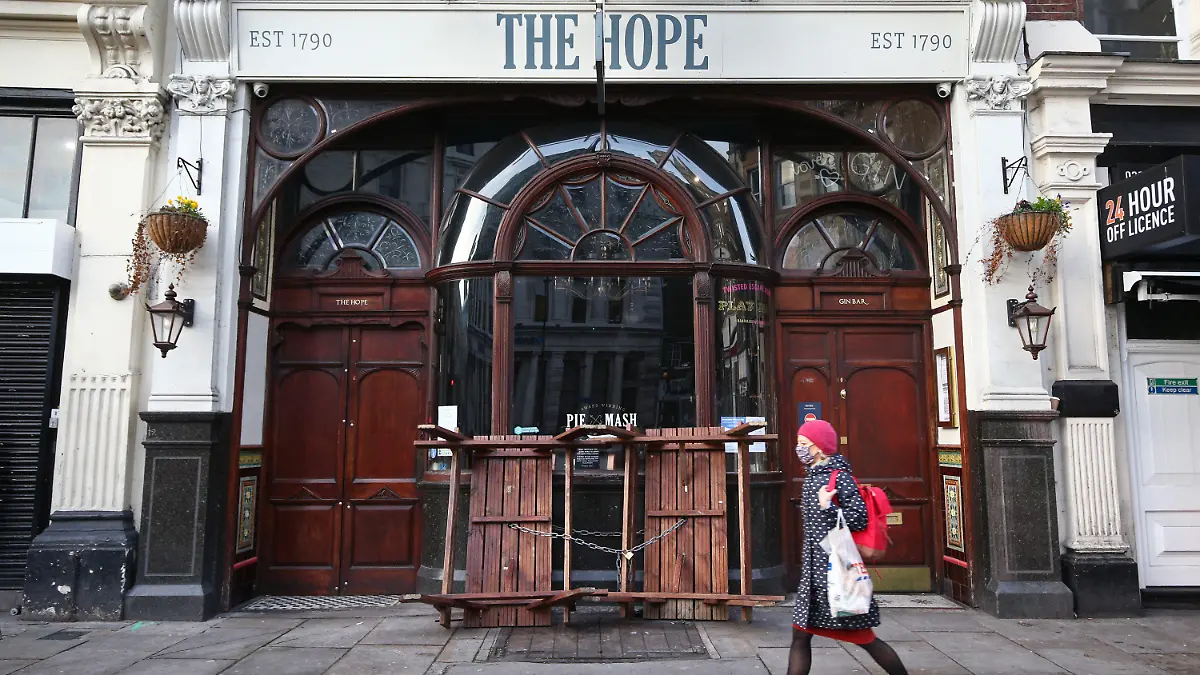 16.12.2020, Großbritannien, London: Die beliebte Pub "The Hope" ist geschlossen. Wegen drastisch steigender Fallzahlen wurde London in die höchste Corona-Warnstufe eingestuft. Restaurants und Pubs, Kinos und Theater sind geschlossen, außerdem gelten strengere Kontaktbeschränkungen - so darf man sich etwa nicht mehr in Innenräumen treffen. Foto: Yui Mok/PA Wire/dpa +++ dpa-Bildfunk +++