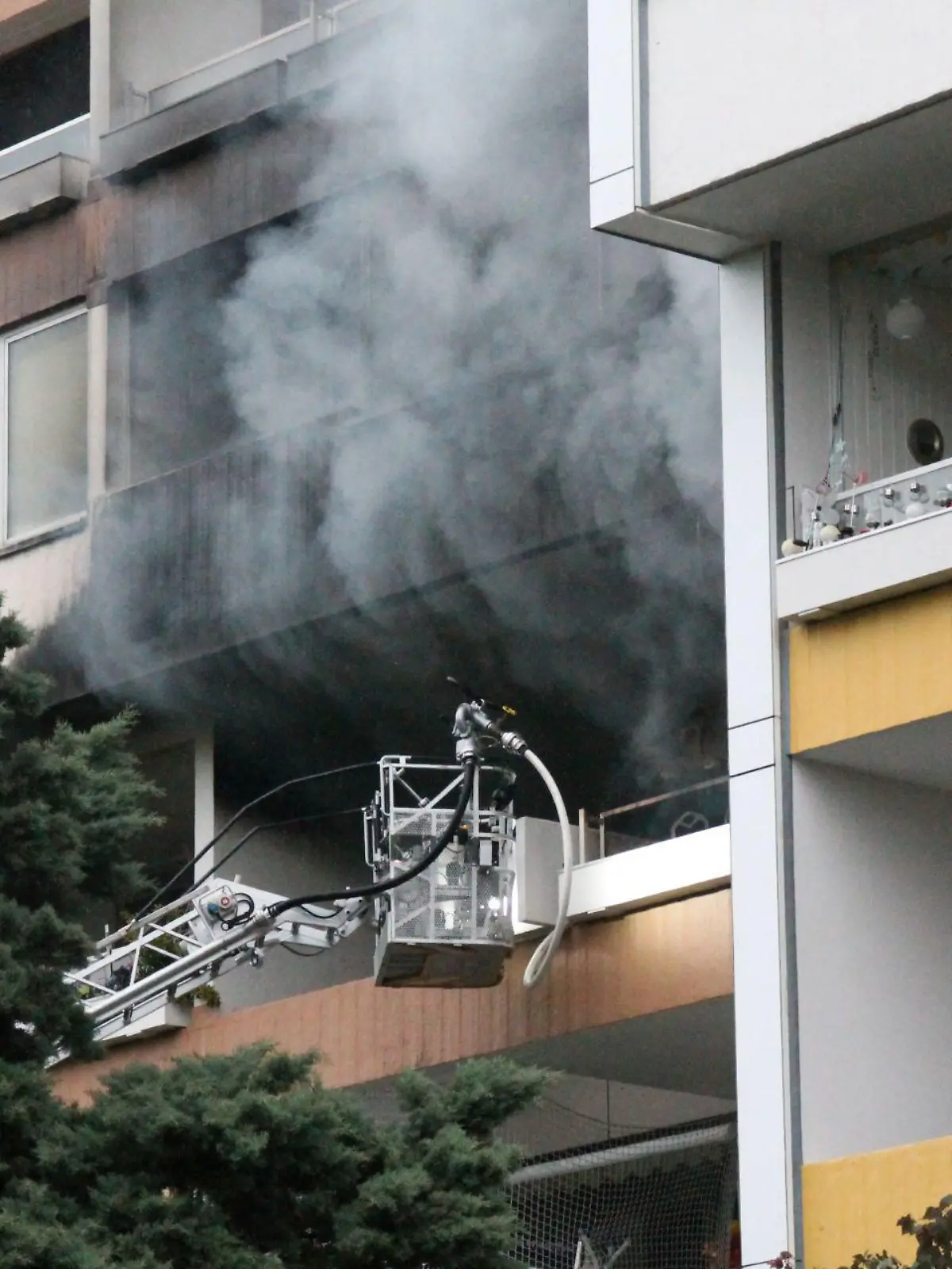25.05.2021, Hessen, Rodgau: Die Feuerwehr löscht einen Brand in einer großen Wohnanlage im Ortsteil Nieder-Roden. Foto: Andreas Koehler/5vision.media/dpa +++ dpa-Bildfunk +++