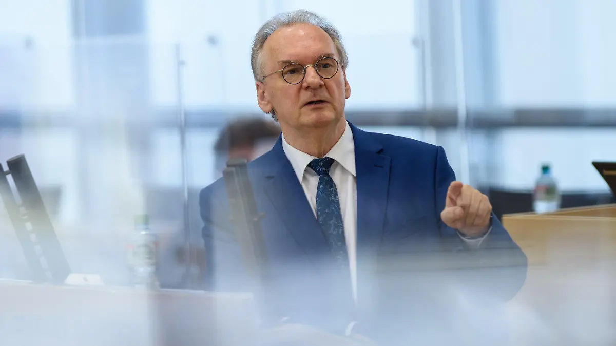 ARCHIV - 18.02.2021, Sachsen-Anhalt, Magdeburg: Reiner Haseloff (CDU), Ministerpräsident des Landes Sachsen-Anhalt, spricht im Plenarsaal des Landtages zu den Abgeordneten. (zu dpa «Haseloff zu neuen Russland-Sanktionen wegen Nawalny») Foto: Klaus-Dietmar Gabbert/dpa-Zentralbild/ZB +++ dpa-Bildfunk +++