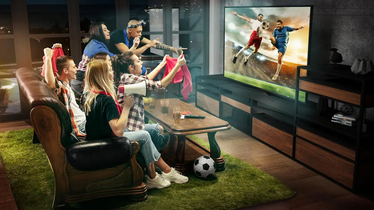 Freunde gucken Fußball auf OLED-Fernseher