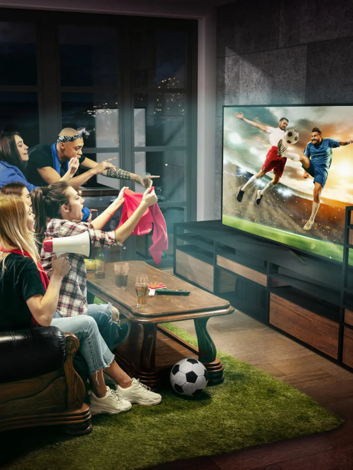 Freunde gucken Fußball auf OLED-Fernseher