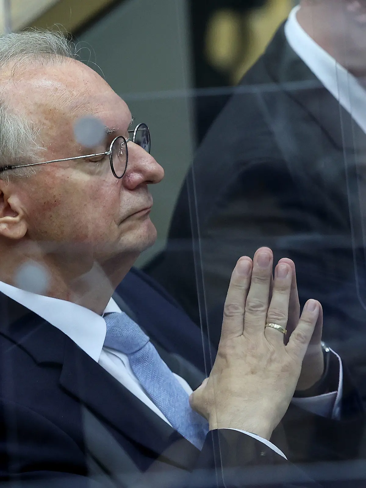 16.09.2021, Sachsen-Anhalt, Magdeburg: Reiner Haseloff (CDU), geschäftsführender Ministerpräsident von Sachsen-Anhalt, verfolgt den zweiten Wahlgang im Landtag von Sachsen-Anhalt mit geschlossenen Augen. Haseloff stellt sich zur Wiederwahl als Ministerpräsident. Er fiel im ersten Wahlgang durch. Foto: Ronny Hartmann/dpa +++ dpa-Bildfunk +++