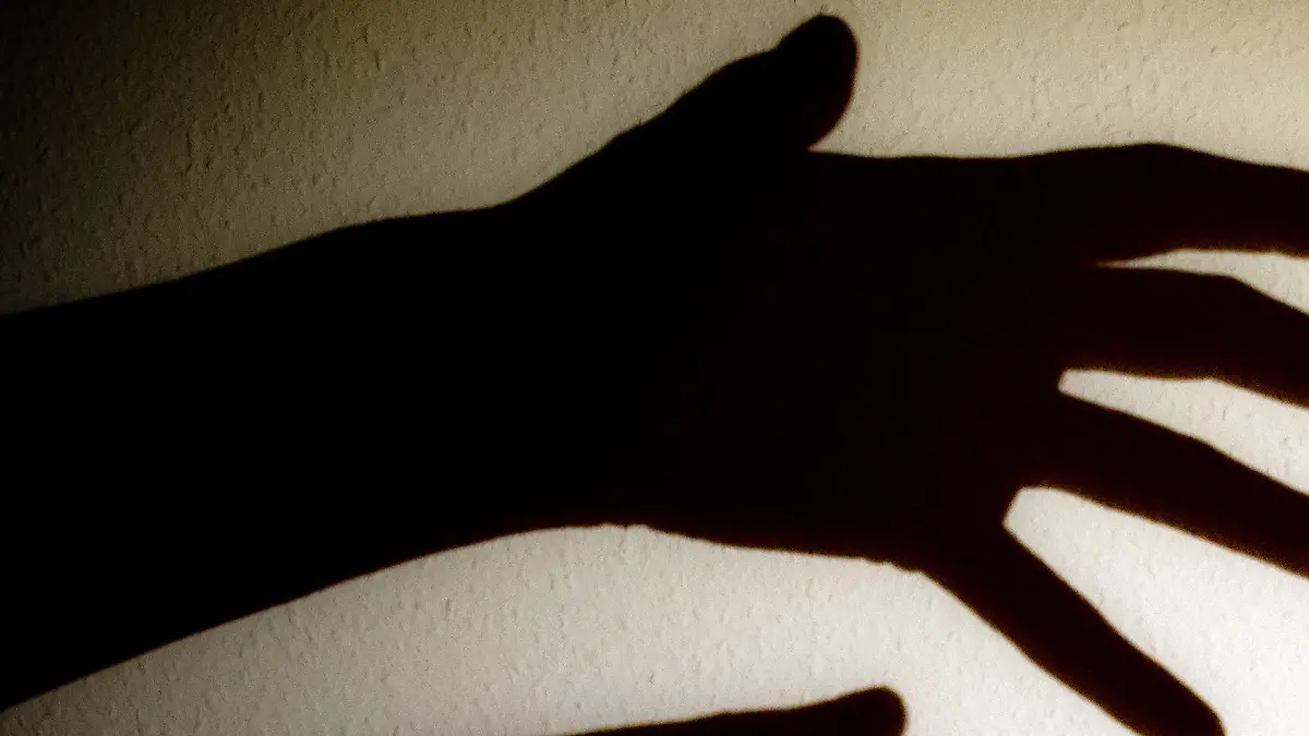 ARCHIV - ILLUSTRATION - Schatten von Händen einer erwachsenen Person und dem Kopf eines Kindes an einer Wand eines Zimmers am 12.01.2014 in Frankfurt (Oder) (Brandenburg). Bei sexueller Gewalt gegen Kinder und Jugendliche gibt es keine Entwarnung. (zu dpa "Neue Umfrage: Keine Entwarnung beim Thema sexuelle Gewalt" vom 15.03.2017) Foto: Patrick Pleul/dpa-Zentralbild/dpa +++(c) dpa - Bildfunk+++