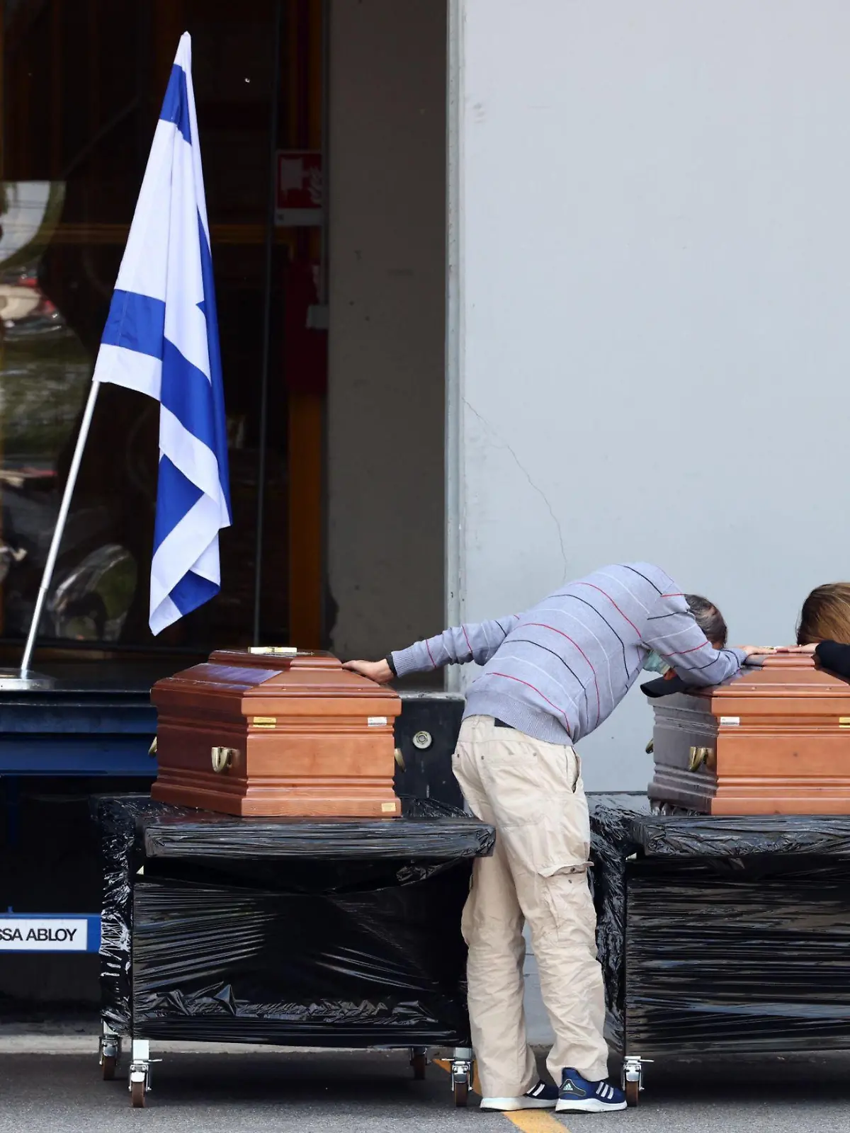 Angehörige trauern an den Särgen der israelischen Familie.