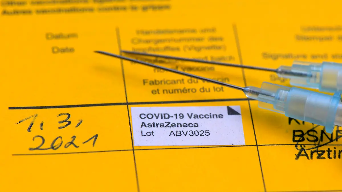  08.09.2020, Impfen, Impfpass liegt auf dem Tisch mit zwei Spritzen. Frischer Eintrag im Impfbüchlein für eine Covid-19-Impfung mit AstraZeneca Impfstoff. Impfzentrum Unterallgäu. 02.03.2021, Covid19-Impfung mit AstraZeneca im Impfpass 02.03.2021, Covid19-Impfung mit AstraZeneca im Impfpass *** 08 09 2020, vaccination, vaccination booklet lies on the table with two syringes Fresh entry in the vaccination booklet for a Covid 19 vaccination with AstraZeneca vaccine Vaccination Centre Unterallgäu 02 03 2021, Covid19 vaccination with AstraZeneca in the vaccination booklet 02 03 2021, Covid19 vaccination with AstraZeneca in the vaccination booklet