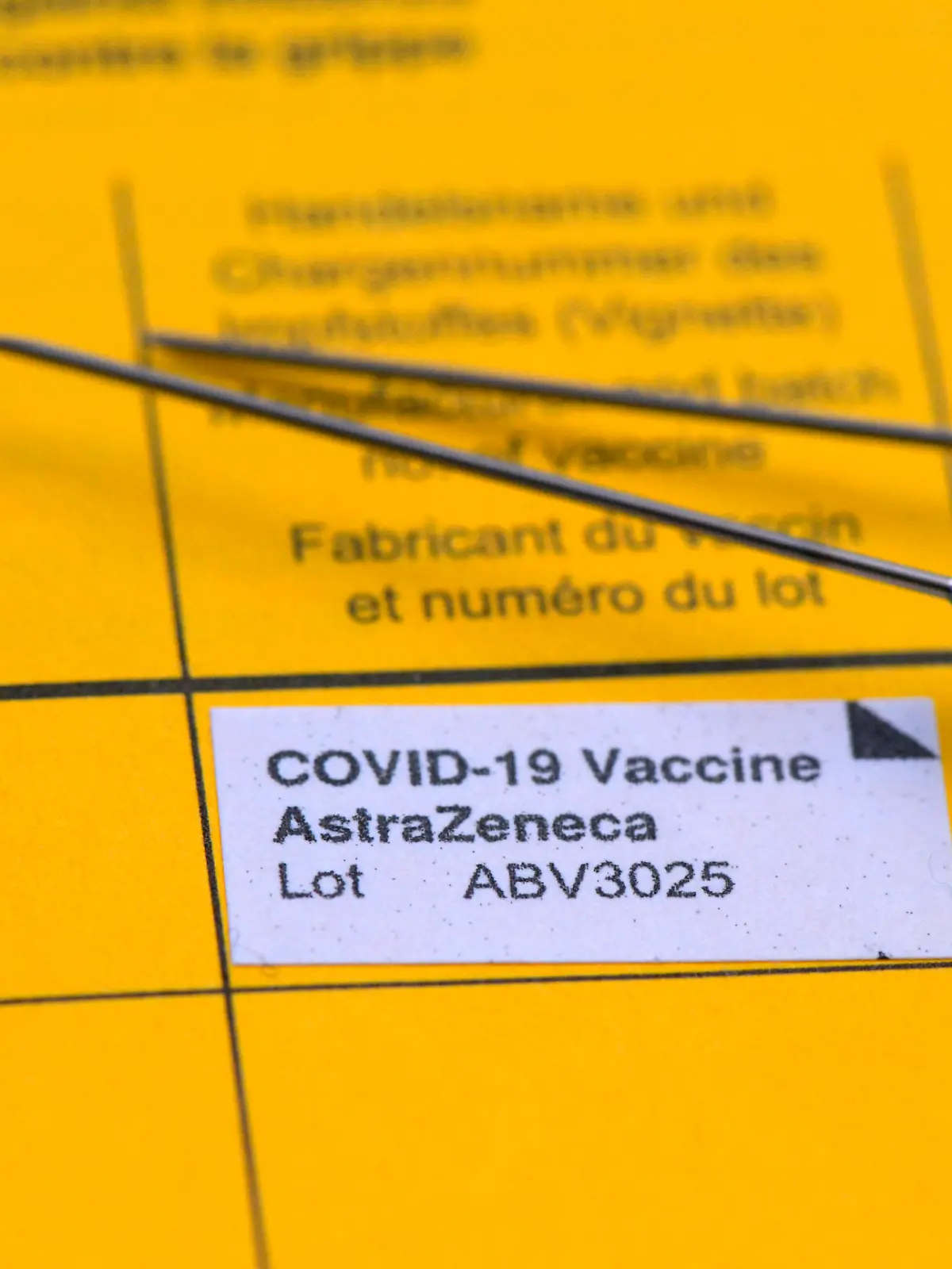  08.09.2020, Impfen, Impfpass liegt auf dem Tisch mit zwei Spritzen. Frischer Eintrag im Impfbüchlein für eine Covid-19-Impfung mit AstraZeneca Impfstoff. Impfzentrum Unterallgäu. 02.03.2021, Covid19-Impfung mit AstraZeneca im Impfpass 02.03.2021, Covid19-Impfung mit AstraZeneca im Impfpass *** 08 09 2020, vaccination, vaccination booklet lies on the table with two syringes Fresh entry in the vaccination booklet for a Covid 19 vaccination with AstraZeneca vaccine Vaccination Centre Unterallgäu 02 03 2021, Covid19 vaccination with AstraZeneca in the vaccination booklet 02 03 2021, Covid19 vaccination with AstraZeneca in the vaccination booklet