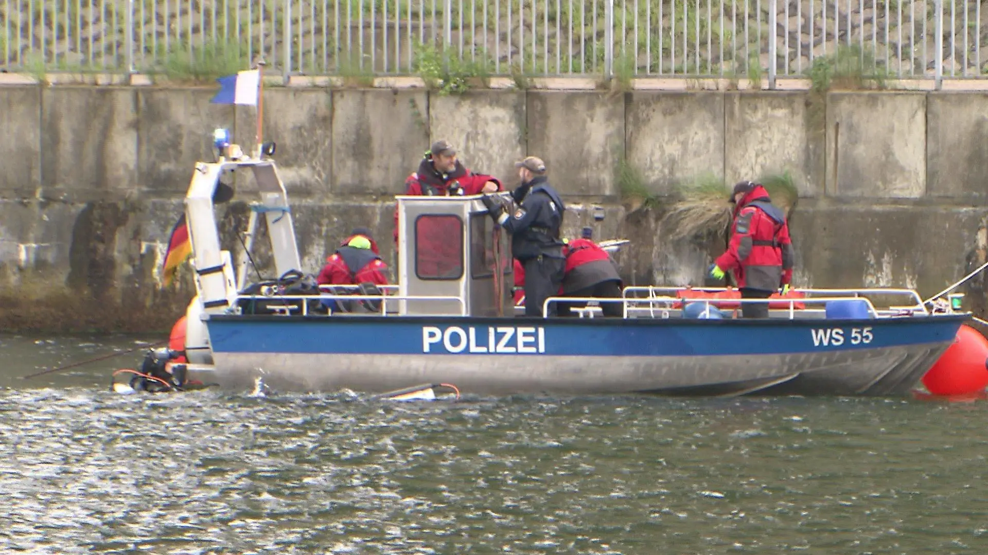 Polizeitaucher suchen nach Waffenteilen in Nord-Ostsee-Kanal in Kiel
