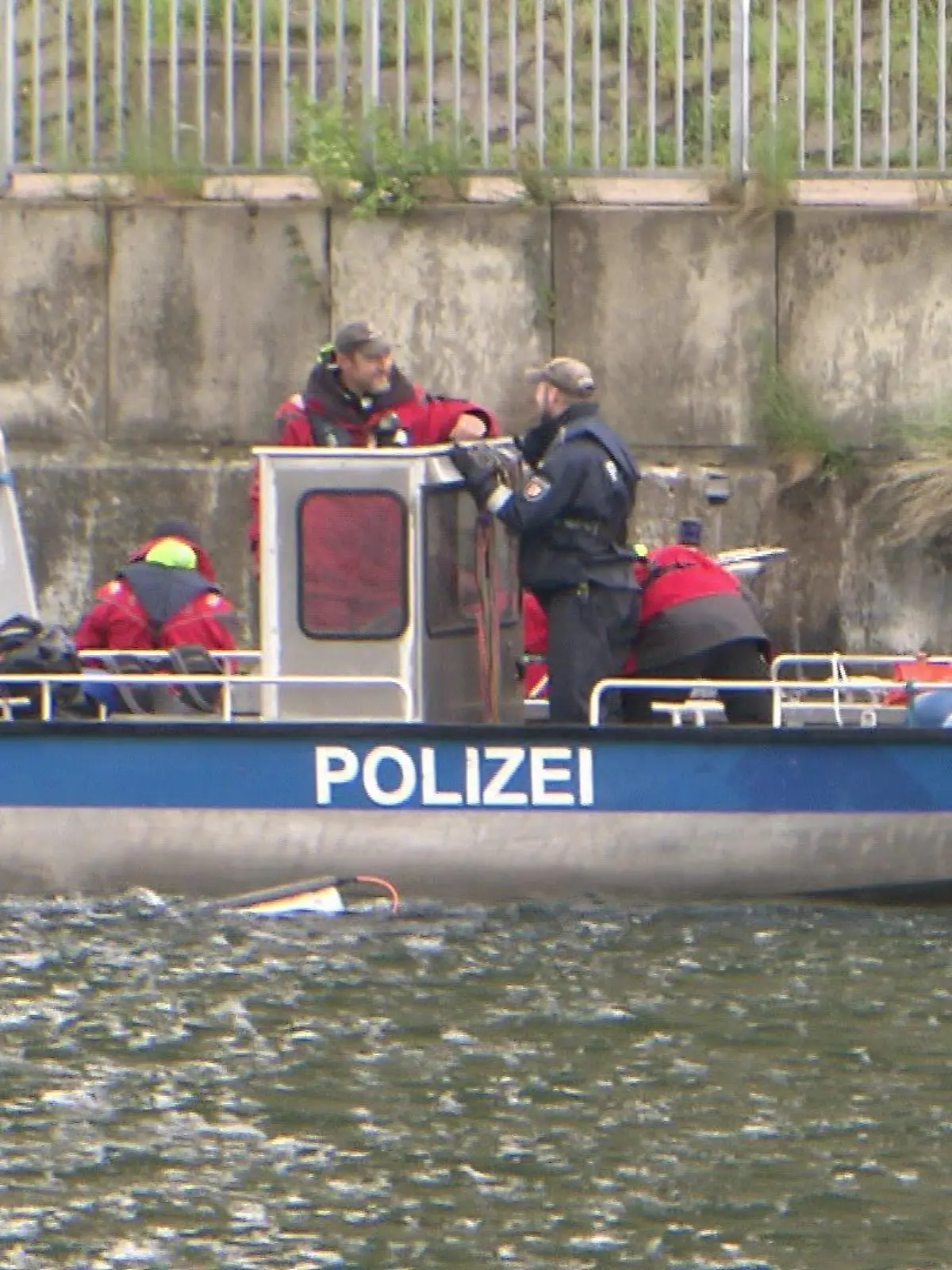 Polizeitaucher suchen nach Waffenteilen in Nord-Ostsee-Kanal in Kiel