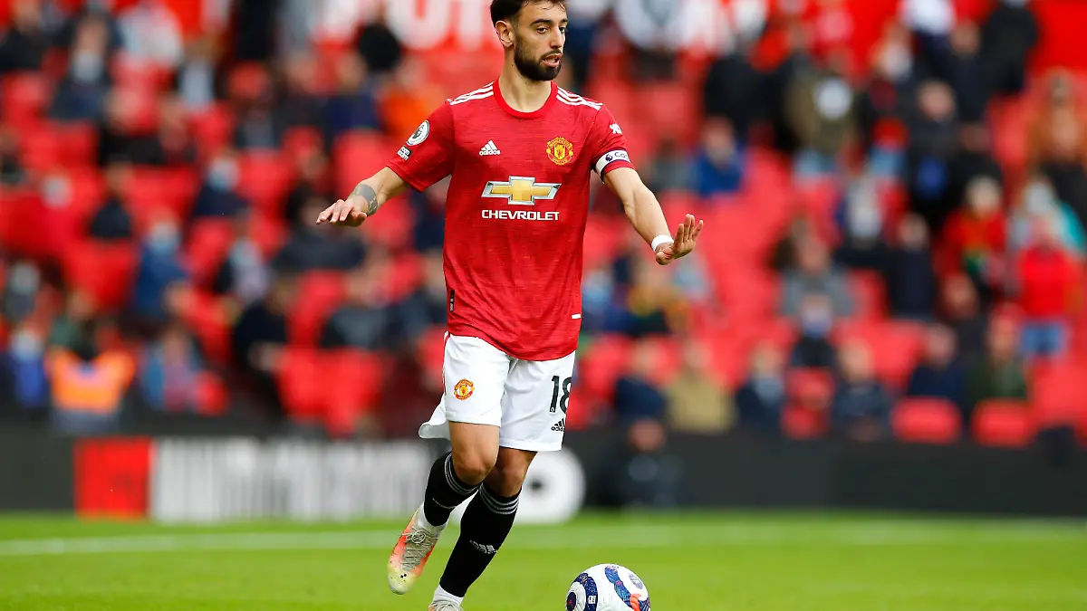 MANCHESTER, ENGLAND - MAY 18: Bruno Fernandes of Manchester United runs with the ball during the Premier League match between Manchester United and Fulham at Old Trafford on May 18, 2021 in Manchester, England. A limited number of fans will be allowed into Premier League stadiums as Coronavirus restrictions begin to ease in the UK following the COVID-19 pandemic. (Photo by Phil Noble - Pool/Getty Images)