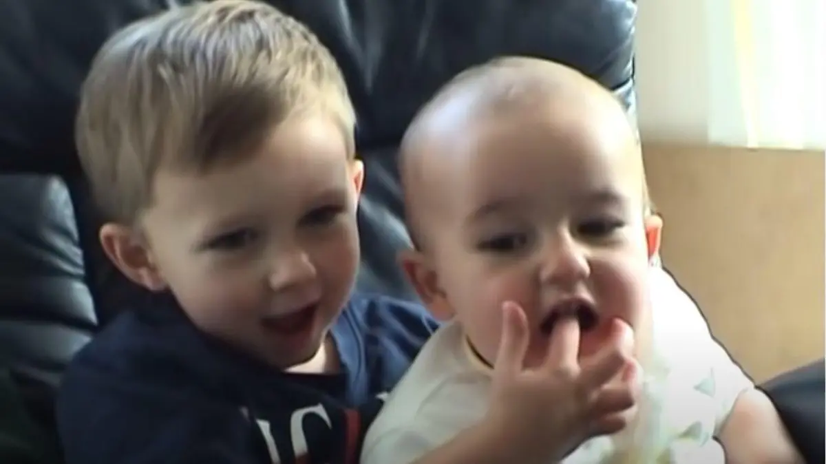 Im mai 2007 wurden Harry Davis-Carr (l.) und sein kleiner Bruder Charlie durch das Video "Charlie bit my finger – again" zu weltweiten YouTube-Stars.