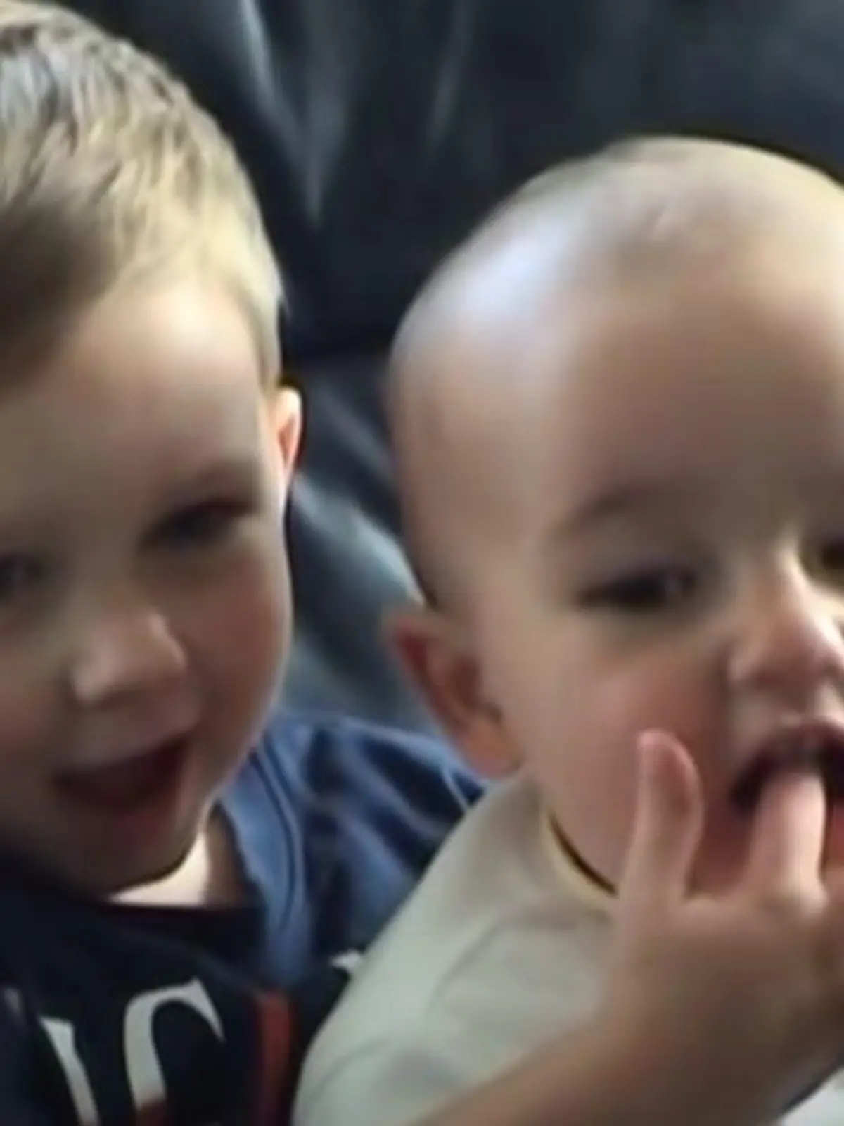 Im mai 2007 wurden Harry Davis-Carr (l.) und sein kleiner Bruder Charlie durch das Video "Charlie bit my finger – again" zu weltweiten YouTube-Stars.