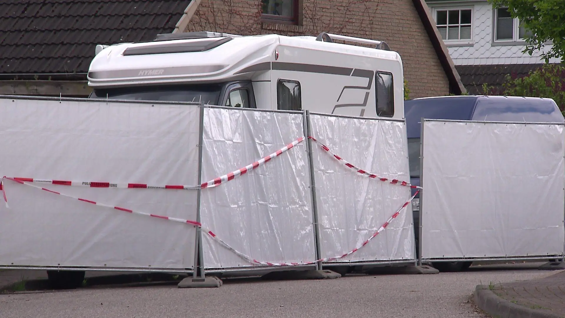 In diesem Haus fand die Polizei zwei Leichen.