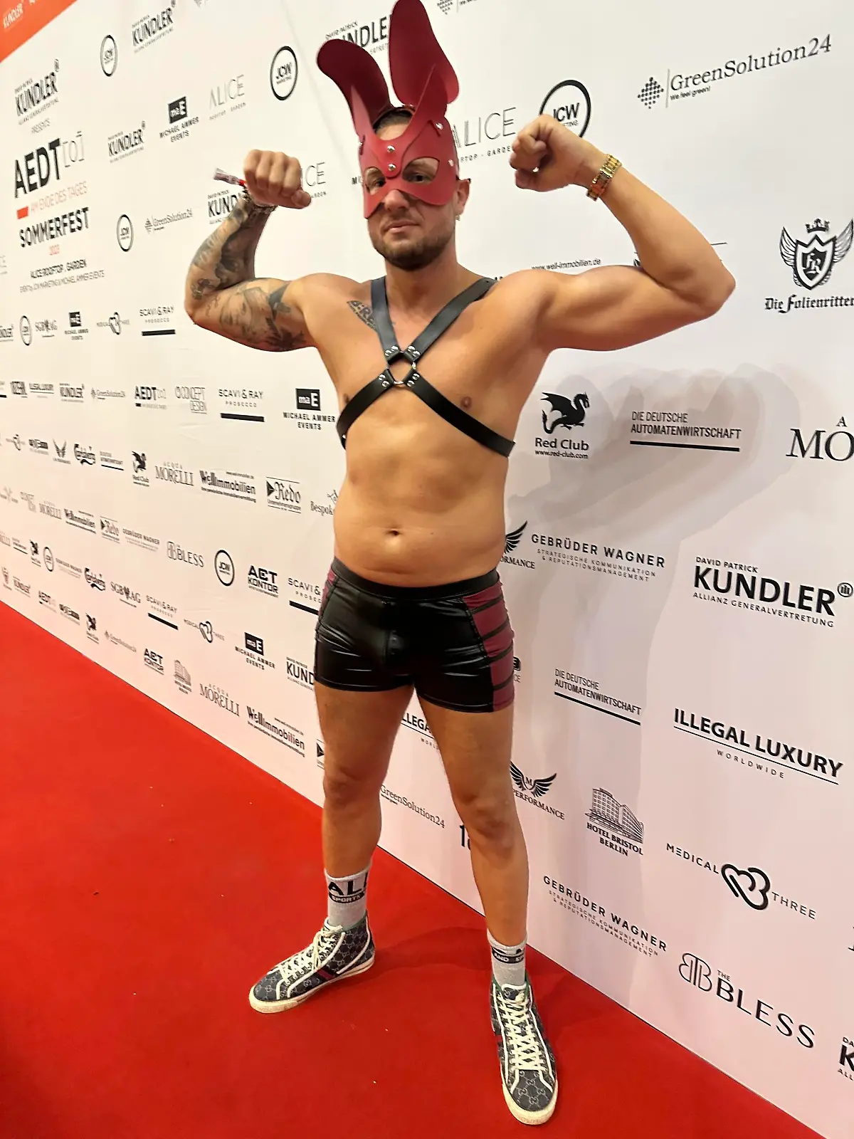Eric Sindermann fliegt aufgrund seines Outfits beim AEDT-Sommerfest raus.Eric Sindermann aka Dr. Sindsen beim AEDT-Sommerfest im Alice Rooftop & Garden in der Kantstr. 17. Berlin, 22.08.2023. Der Reality-Star und Modedesigner Eric Sindermann schafft es mit seinem ausgefallenem Outfit gerade noch bis zur Fotowand, dann schmeißt ihn der Veranstalter raus.