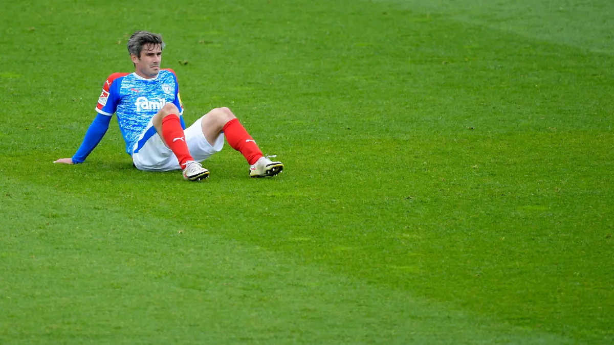Soccer Football - 2. Bundesliga - Holstein Kiel v SV Darmstadt 98 - Holstein-Stadion, Kiel, Germany - May 23, 2021 Holstein Kiel's Fin Bartels looks dejected after the match Pool via REUTERS/Fabian Bimmer DFL regulations prohibit any use of photographs as image sequences and/or quasi-video.