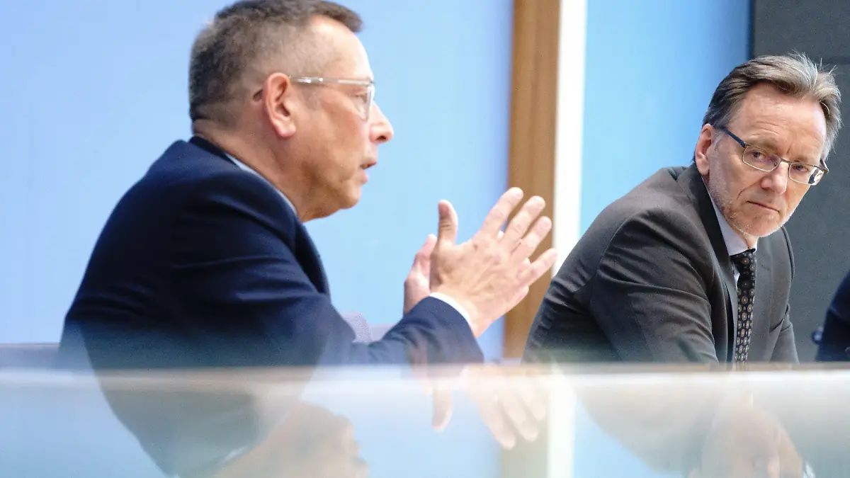 26.05.2021, Berlin: Holger Münch (r), Präsident des Bundeskriminalamts, und Johannes-Wilhelm Rörig, Bundesbeauftragter für Fragen des sexuellen Kindesmissbrauchs, stellen die Zahlen kindlicher Gewaltopfer aus der Auswertung der Polizeilichen Kriminalstatistik 2020 vor. Foto: Kay Nietfeld/dpa +++ dpa-Bildfunk +++