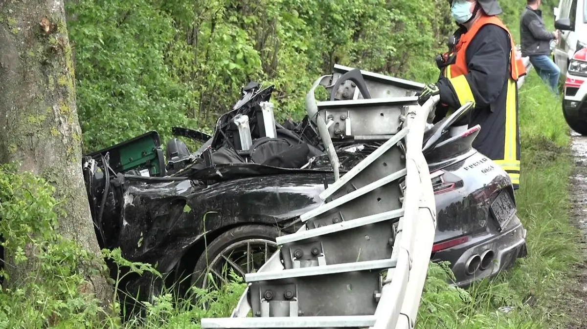 Das Porsche-Cabrio ist nach dem schweren Verkehrsunfall total zerstört.