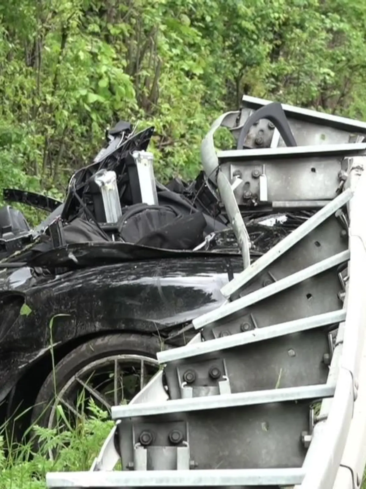 Das Porsche-Cabrio ist nach dem schweren Verkehrsunfall total zerstört.
