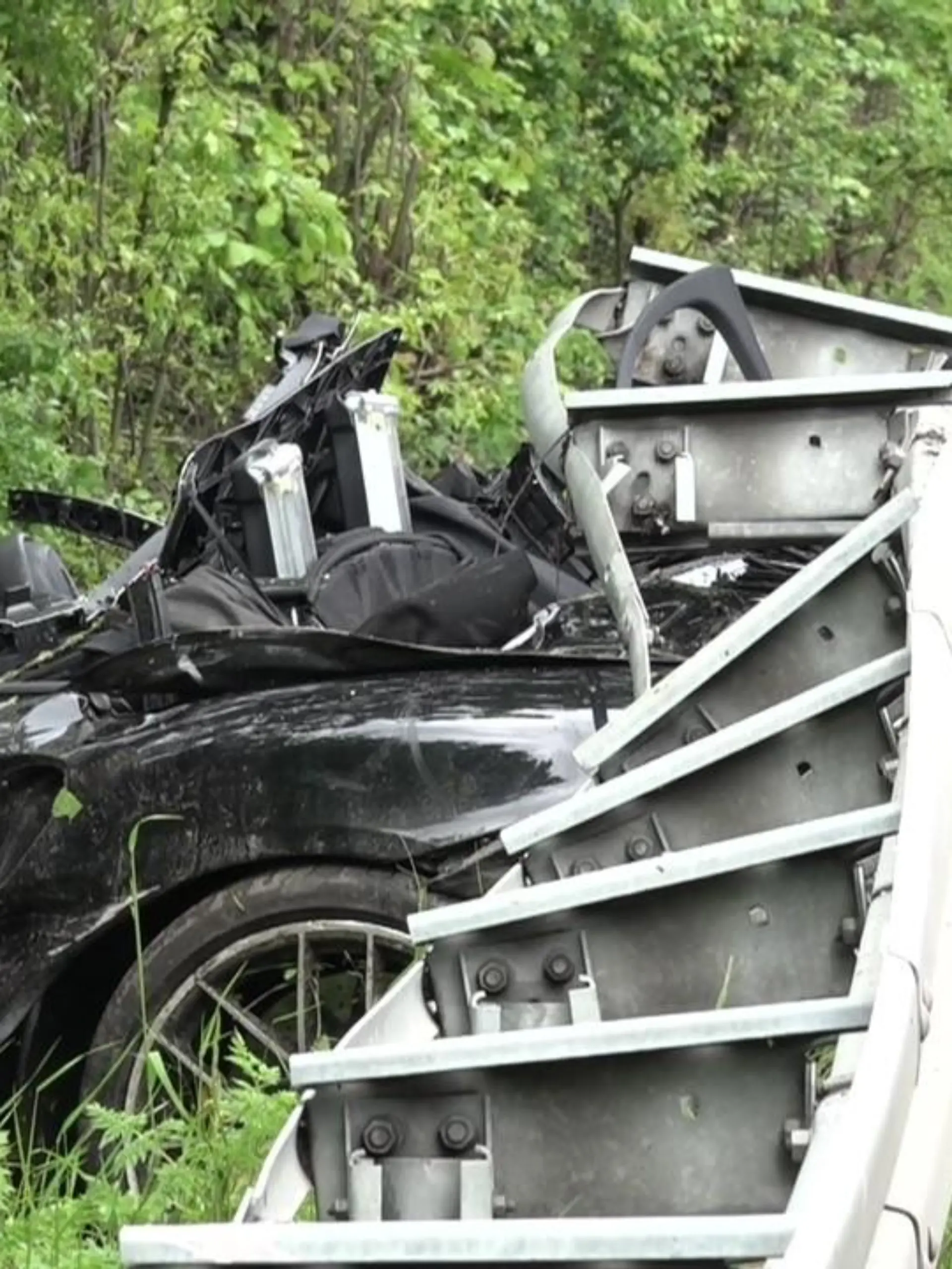 Das Porsche-Cabrio ist nach dem schweren Verkehrsunfall total zerstört.