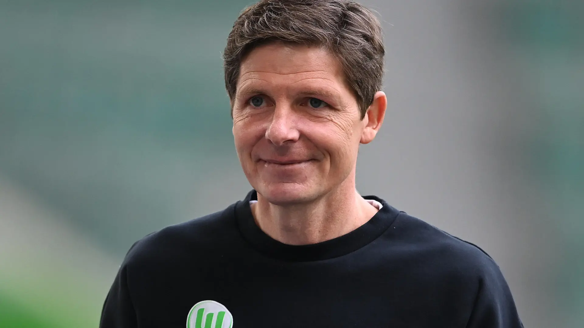 08.05.2021, Niedersachsen, Wolfsburg: Fußball: Bundesliga, VfL Wolfsburg - 1. FC Union Berlin, 32. Spieltag in der Volkswagen-Arena. Wolfsburgs bisheriger Trainer Oliver Glasner geht vor dem Spiel zum Interview. Glasner wird dem «Kicker» zufolge den Fußball-Bundesligisten VfL Wolfsburg verlassen und zu Eintracht Frankfurt wechseln. Glasner erhalte als Nachfolger von Adi Hütter einen Dreijahresvertrag bis 2024, berichtete das Fachmagazin am Mittwoch. Foto: Swen Pförtner/dpa +++ dpa-Bildfunk +++