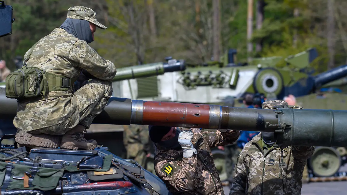 05.05.2023, Sachsen-Anhalt, Klietz: Ukrainische Soldaten arbeiten an der Panzerkanone eines Kampfpanzers vom Typ Leopard 1 A5. Bundesverteidigungsminister Pistorius und sein dänischer Amtskollege Lund Poulsen besuchten die Ausbildung ukrainischer Soldaten an Leopard 1 A5 Kampfpanzern. Am Bundeswehrstandort Klietz im Norden Sachsen-Anhalts werden die Soldaten befähigt, das Waffensystem zu nutzen und instand zu setzen. Dazu sind deutsche und dänische Ausbilder im Einsatz, unterstützt durch Techniker der Industrie. Foto: Klaus-Dietmar Gabbert/dpa +++ dpa-Bildfunk +++