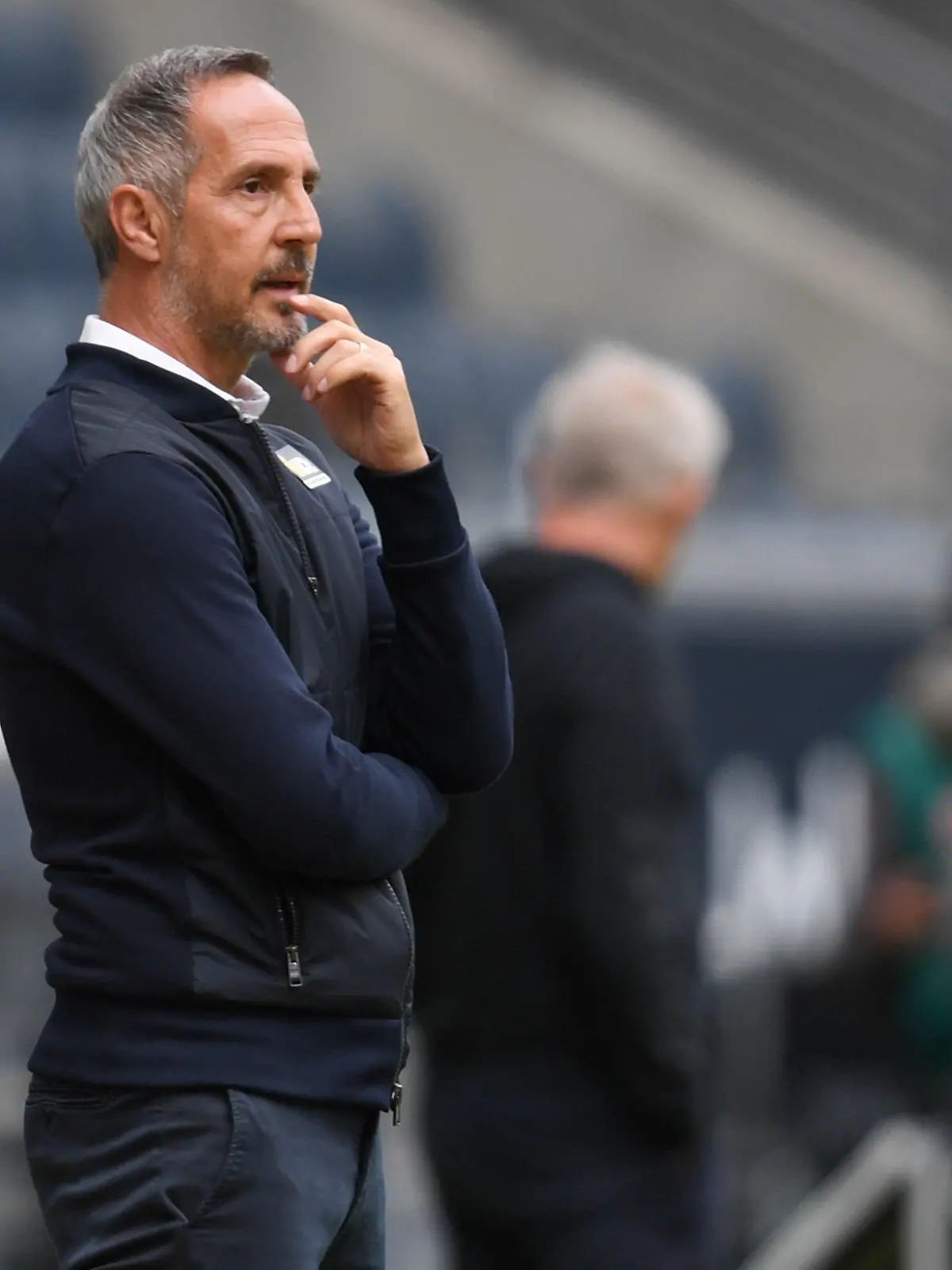 22.05.2021, Hessen, Frankfurt/Main: Fußball: Bundesliga, Eintracht Frankfurt - SC Freiburg, 34. Spieltag im Deutsche Bank Park. Frankfurts Cheftrainer Adi Hütter beobachtet das Spiel an der Seitenlinie. Foto: Arne Dedert/dpa - WICHTIGER HINWEIS: Gemäß den Vorgaben der DFL Deutsche Fußball Liga bzw. des DFB Deutscher Fußball-Bund ist es untersagt, in dem Stadion und/oder vom Spiel angefertigte Fotoaufnahmen in Form von Sequenzbildern und/oder videoähnlichen Fotostrecken zu verwerten bzw. verwerten zu lassen. +++ dpa-Bildfunk +++