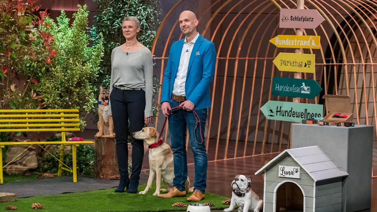 Walburga und Reto Falkenberg aus Rosengarten präsentieren mit _WowWow" ein Halsband mit integrierter Leine. Sie erhoffen sich ein Investment von 120.000 Euro für 25 Prozent der Anteile an ihrem Unternehmen. Die Verwendung des sendungsbezogenen Materials ist nur mit dem Hinweis und Verlinkung auf TVNOW gestattet.
