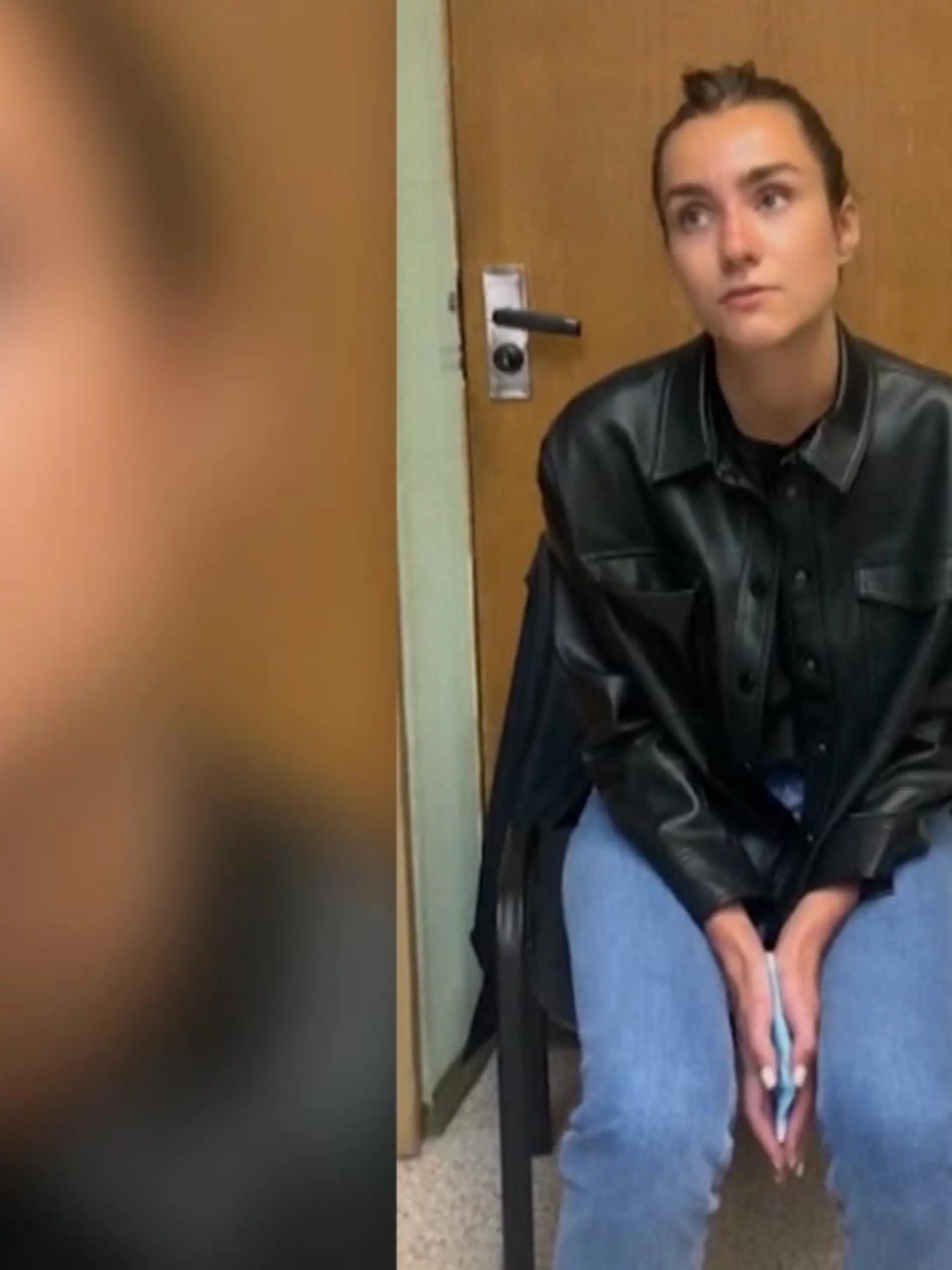 Gesteht die Freundin von Regierungskritiker Roman Protassewitsch hier ihre angebliche Schuld? Die belarussischen Behörden veröffentlichten jetzt dieses kurze Video von Sophia Sapega.
