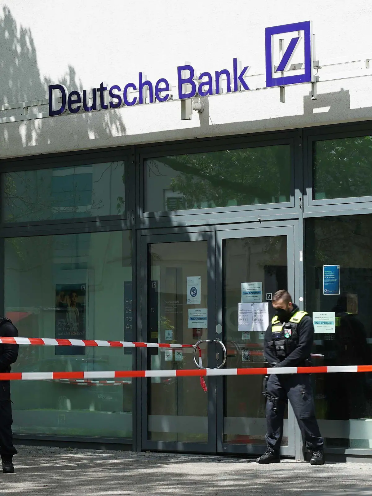 26.05.2021, Berlin: Polizei steht am Ort eines Raubüberfalls auf eine Bank in den Gropius Passagen in Neukölln. Bei dem Raubüberfall auf einen Geldboten in der Bank ist ein Täter angeschossen und schwer verletzt worden. Ein zweiter Täter konnte entkommen. Nach ihm fahndet die Polizei. Foto: Ante Bußmann/dpa +++ dpa-Bildfunk +++