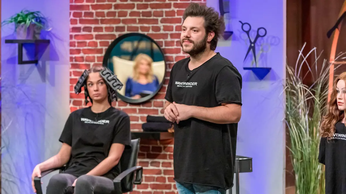 Milko Grieger aus Königswinter präsentiert mit _Wavewinder" ein Tool für permanente Beach Waves. Er erhofft sich ein Investment von 150.000 Euro für 15 Prozent der Anteile an seinem Unternehmen.
Die Verwendung des sendungsbezogenen Materials ist nur mit dem Hinweis und Verlinkung auf TVNOW gestattet.
