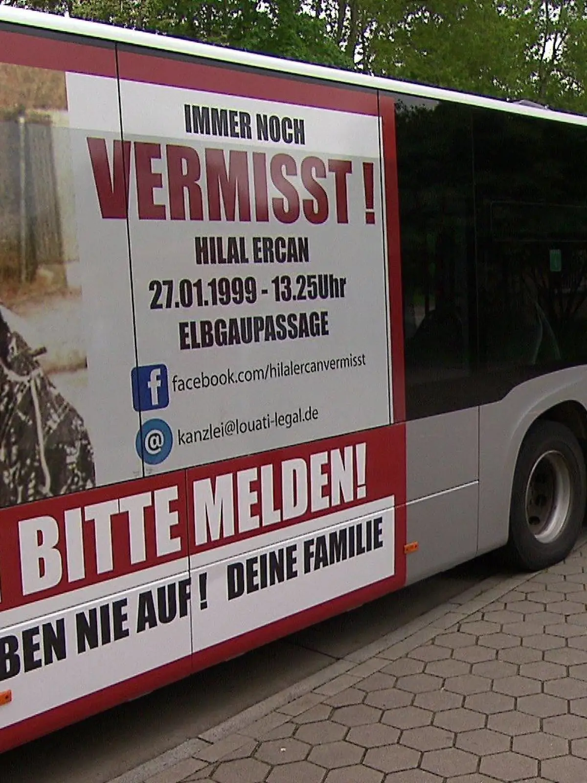 Seit 22 Jahren wird Hilal aus Hamburg vermisst. Der Busaufdruck soll nochmals mögliche Zeugen sensibilisieren.