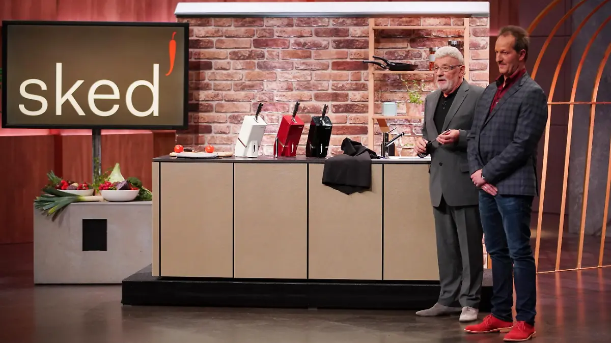 Jürgen Dangel (r.) und Horst Paetzel präsentieren "sked", den schärfenden Messerblock. Sie erhoffen sich ein Investment von 100.000 Euro für 20 Prozent der Anteile an ihrem Unternehmen.
Die Verwendung des sendungsbezogenen Materials ist nur mit dem Hinweis und Verlinkung auf TVNOW gestattet.
