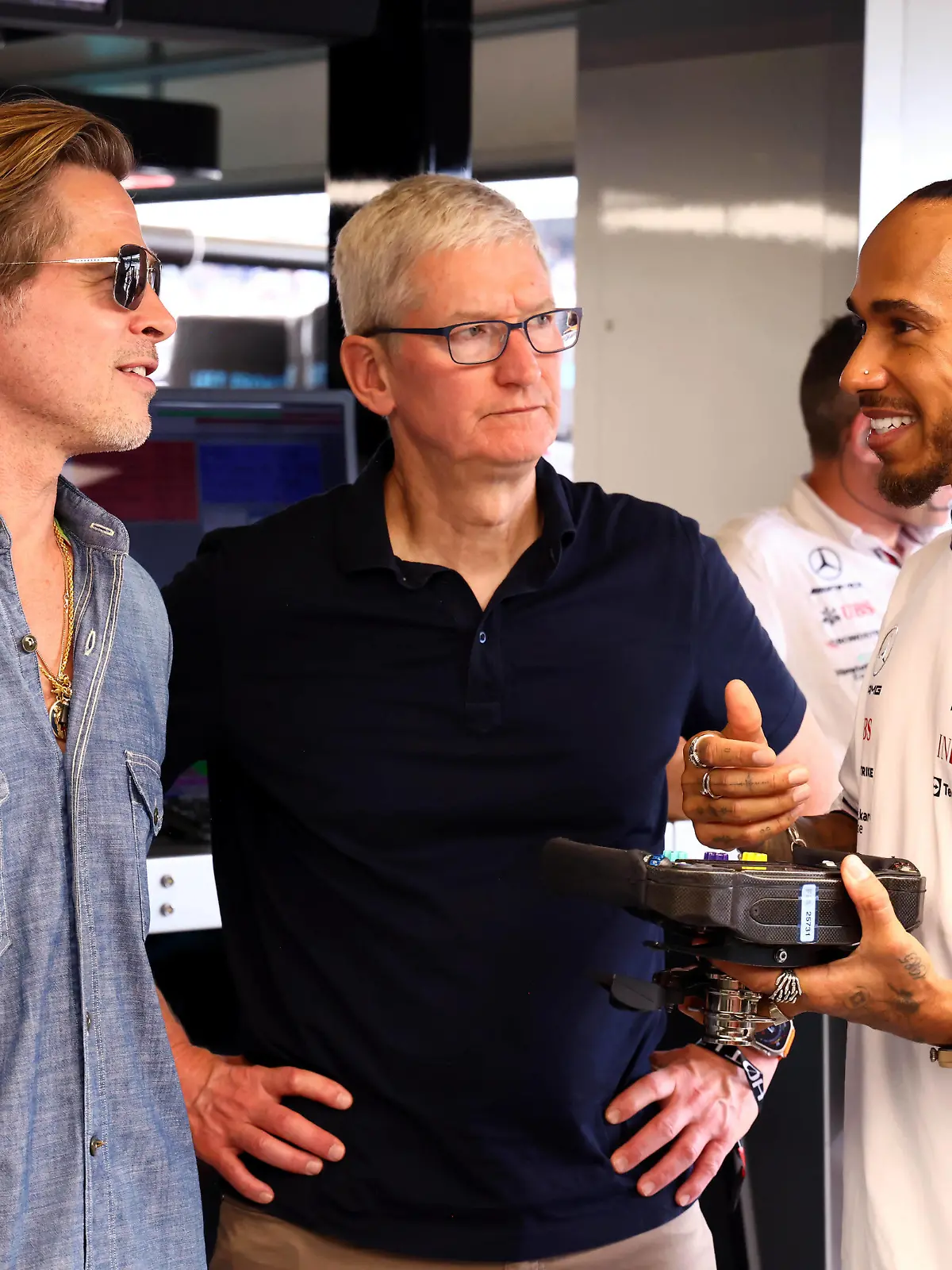 Sport Bilder des Tages Formula 1 2022: United States GP CIRCUIT OF THE AMERICAS, UNITED STATES OF AMERICA - OCTOBER 23: Brad Pitt and Tim Cook speak with Sir Lewis Hamilton, Mercedes AMG, in the Mercedes garage during the United States GP at Circuit of the Americas on Sunday October 23, 2022 in Austin, United States of America. Photo by Steve Etherington / LAT Images Images PUBLICATIONxINxGERxSUIxAUTxHUNxONLY GP2219_183900SNE41068