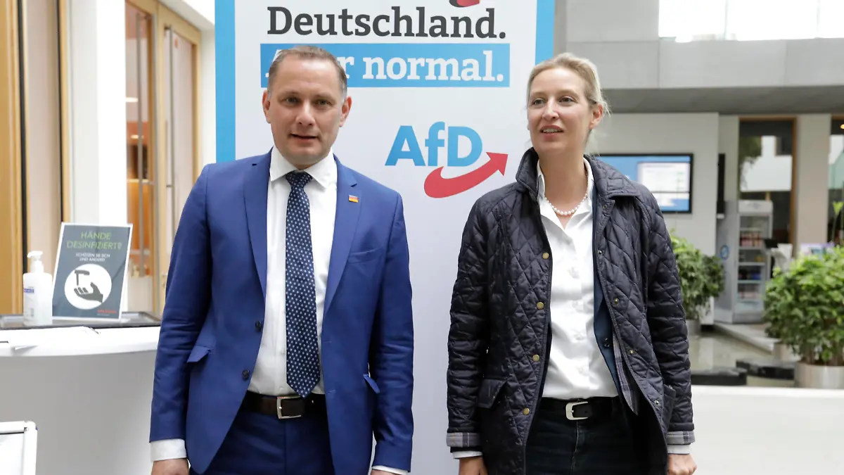 Tino Chrupalla, stv. Vorsitzender der AfD-Bundestagsfraktion und Spitzenkandidat fuer die Bundestagswahl, Alice Weidel, Co-Vorsitzende der AfD-Bundestagsfraktion, vor der AfD Pressekonferenz in der Bundespressekonferenz, PK zu - Vorstellung des Spitzenduos fuer die Bundestagswahl 2021, DEU, Berlin, 25.05.2021 *** Tino Chrupalla, deputy chairman of the AfD parliamentary group and top candidate for the federal election, Alice Weidel, co-chairman of the AfD parliamentary group, before the AfD press conference at the Federal Press Conference, PK to present the top duo for the 2021 federal election, DEU, Berlin, 25 05 2021