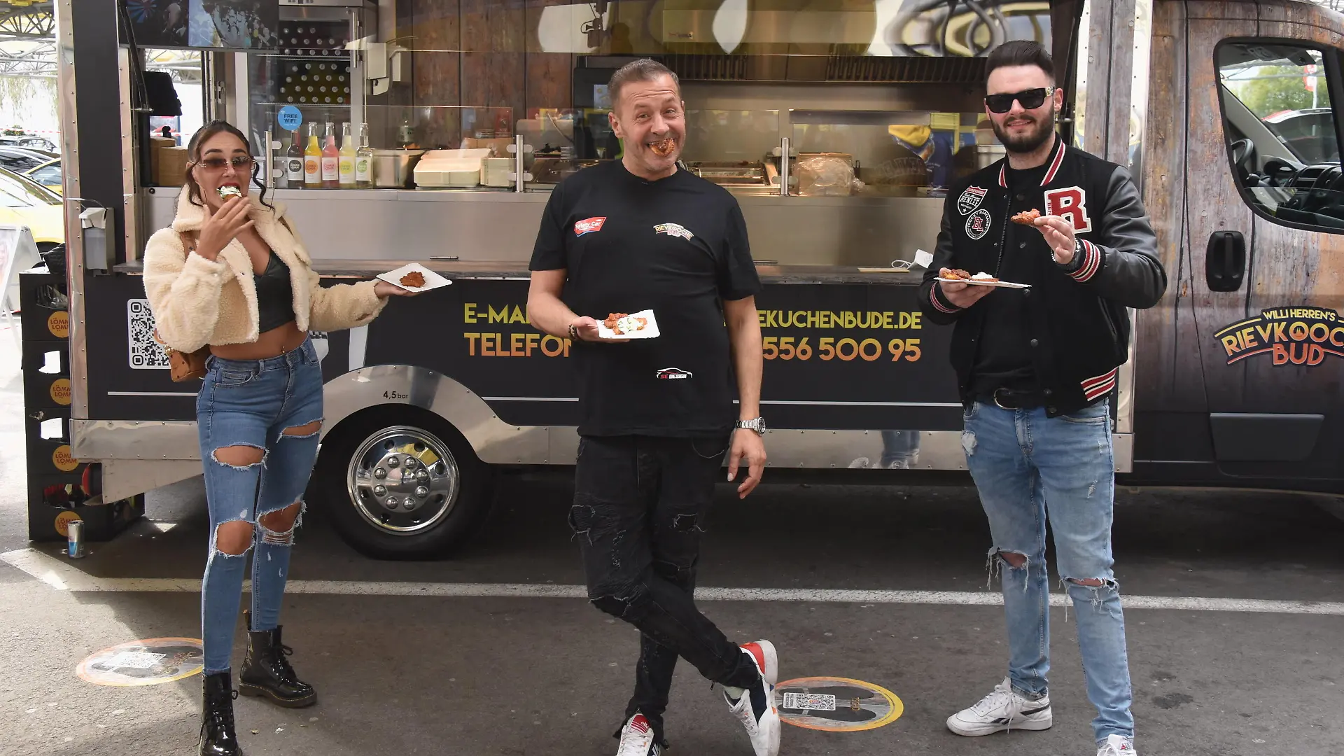 Schauspieler und Reality-Star Willi Herren, seine Tochter Alessia l und sein Sohn Stefano r bei der Eröffnung seiner Willi Herrens Rievkooche Bud Willi Herren s Reibekuchen Bude, Ein Foodtruck auf dem Segros Gelände *** Actor and reality star Willi Herren, his daughter Alessia l and his son Stefano r at the opening of his Willi Herrens Rievkooche Bud Willi Herren s Reibekuchen Bude, A Foodtruck on the Segros Grounds