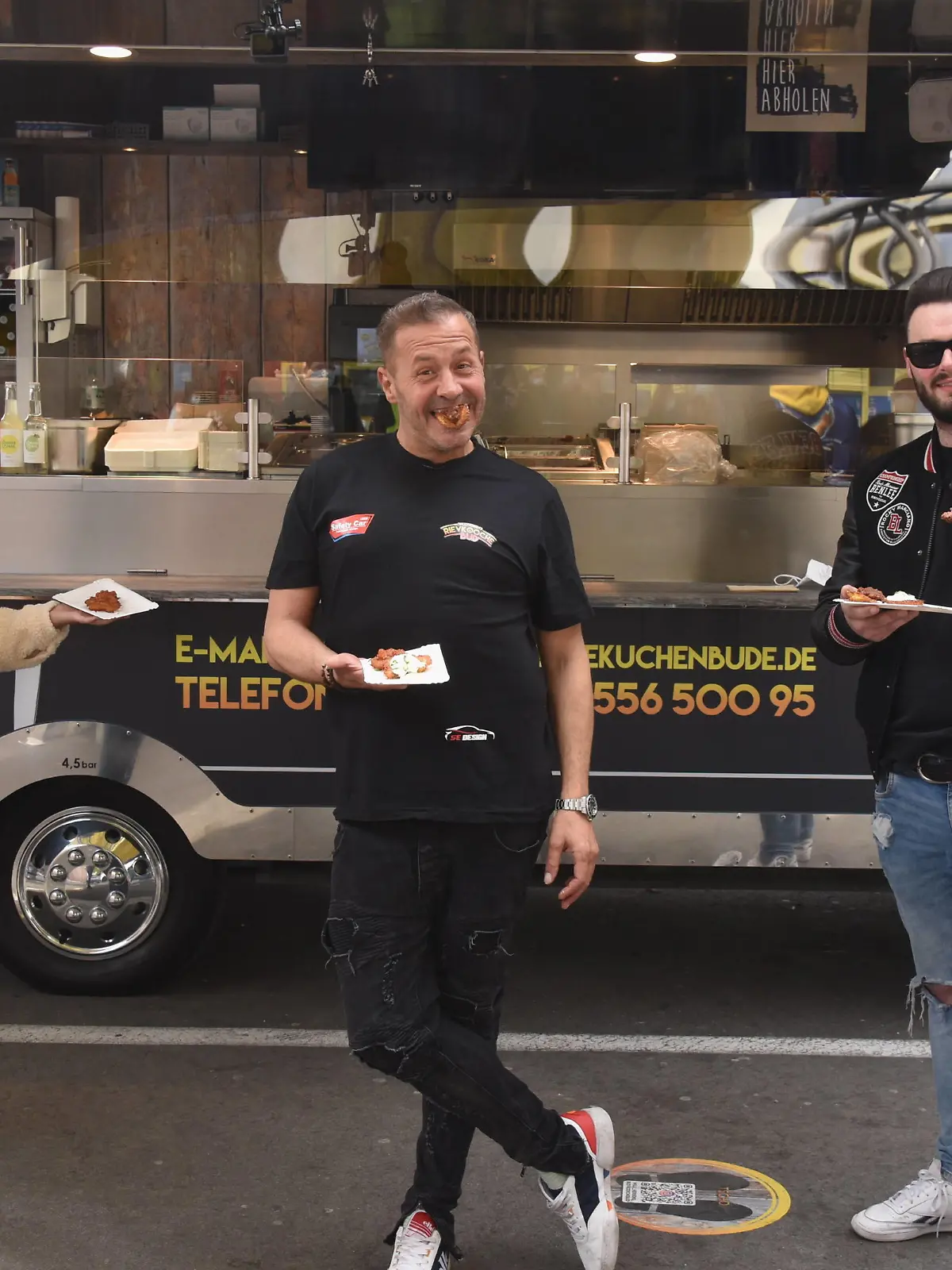  Schauspieler und Reality-Star Willi Herren, seine Tochter Alessia l und sein Sohn Stefano r bei der Eröffnung seiner Willi Herrens Rievkooche Bud Willi Herren s Reibekuchen Bude, Ein Foodtruck auf dem Segros Gelände *** Actor and reality star Willi Herren, his daughter Alessia l and his son Stefano r at the opening of his Willi Herrens Rievkooche Bud Willi Herren s Reibekuchen Bude, A Foodtruck on the Segros Grounds