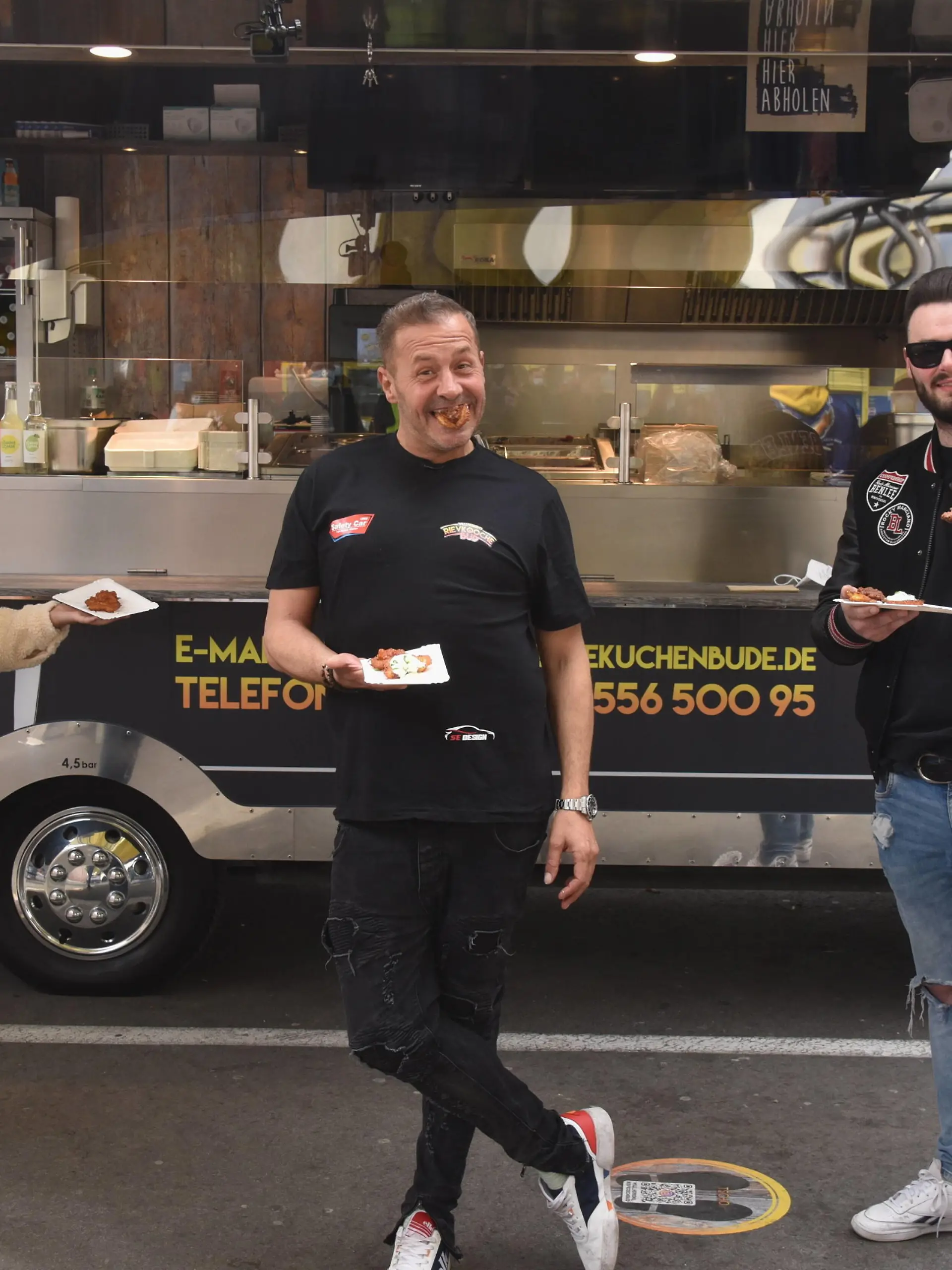  Schauspieler und Reality-Star Willi Herren, seine Tochter Alessia l und sein Sohn Stefano r bei der Eröffnung seiner Willi Herrens Rievkooche Bud Willi Herren s Reibekuchen Bude, Ein Foodtruck auf dem Segros Gelände *** Actor and reality star Willi Herren, his daughter Alessia l and his son Stefano r at the opening of his Willi Herrens Rievkooche Bud Willi Herren s Reibekuchen Bude, A Foodtruck on the Segros Grounds