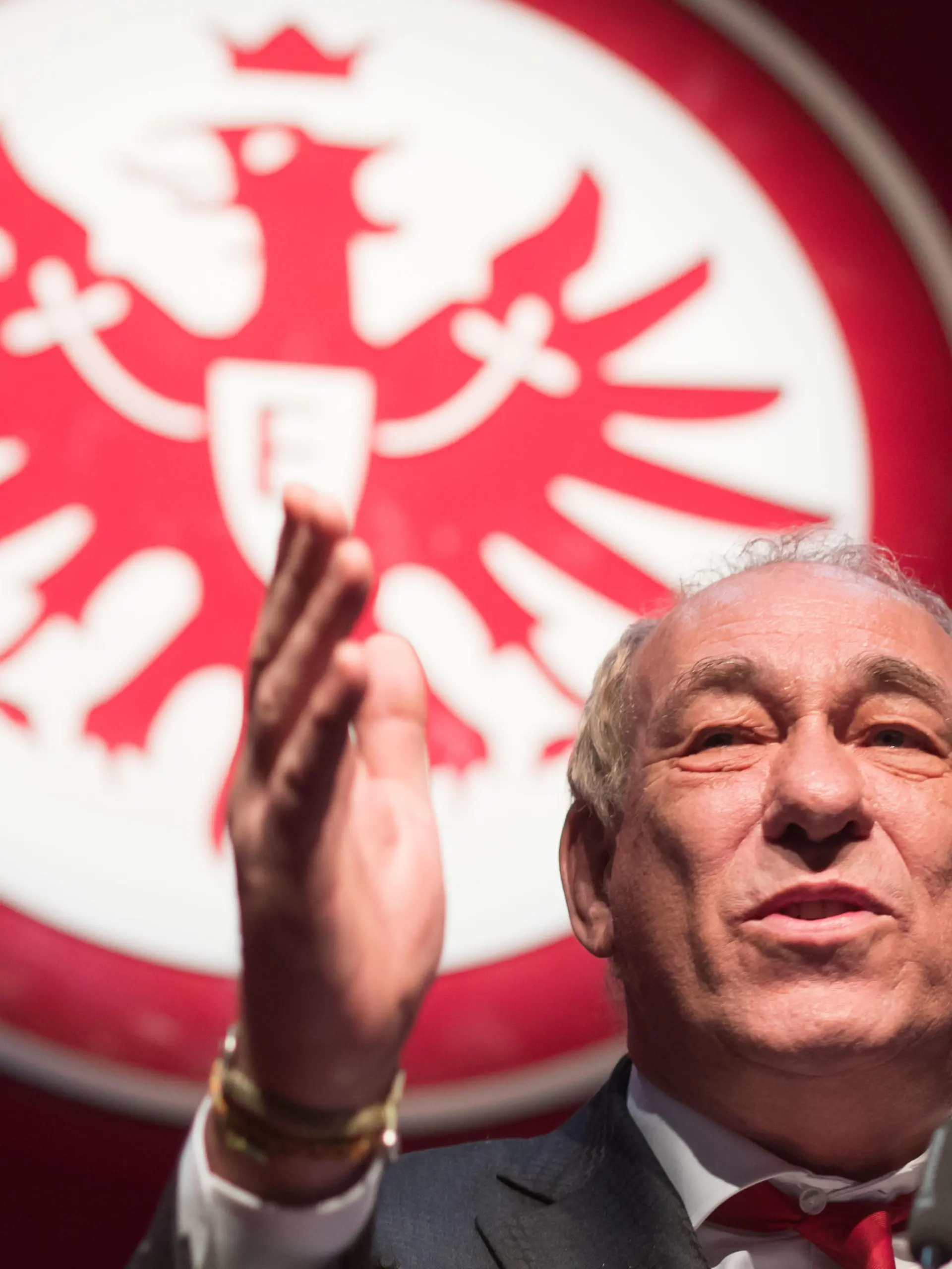ARCHIV - 28.01.2018, Hessen, Frankfurt/Main: Peter Fischer, Präsident von Eintracht Frankfurt e.V., spricht bei der Mitgliederversammlung von Eintracht Frankfurt vor dem Vereinswappen. Am Jahresende will er aufhören. (zu dpa: ««Kicker»: Eintracht-Präsident Fischer vor Rücktritt») Foto: Frank Rumpenhorst/dpa +++ dpa-Bildfunk +++