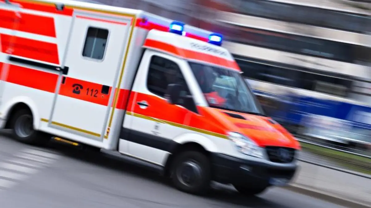 Ein Rettungswagen fährt mit Blaulicht